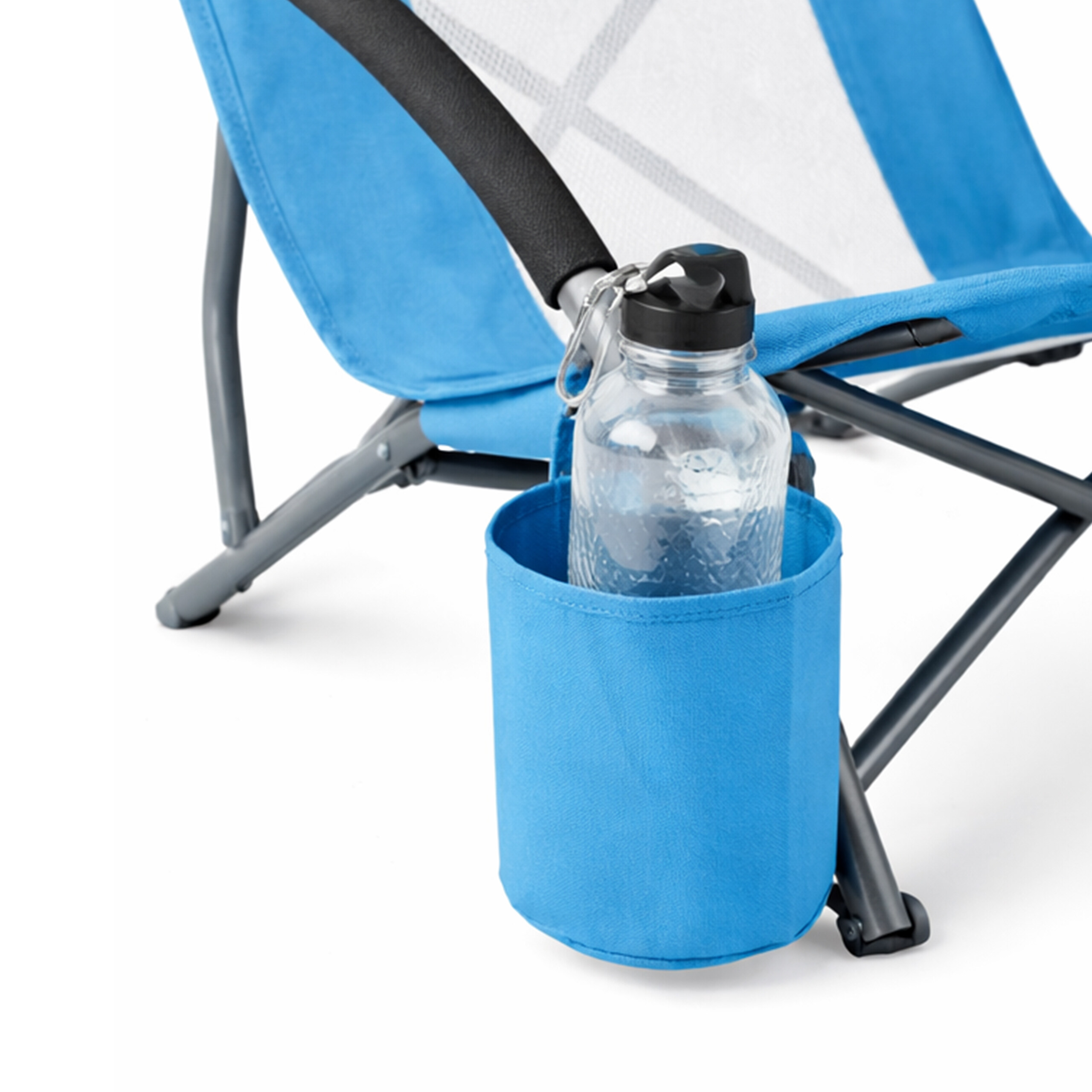 Eine blaue Strandliege mit Metallgestell und einem blauen Becherhalter mit Wasserflasche am Armlehnen.