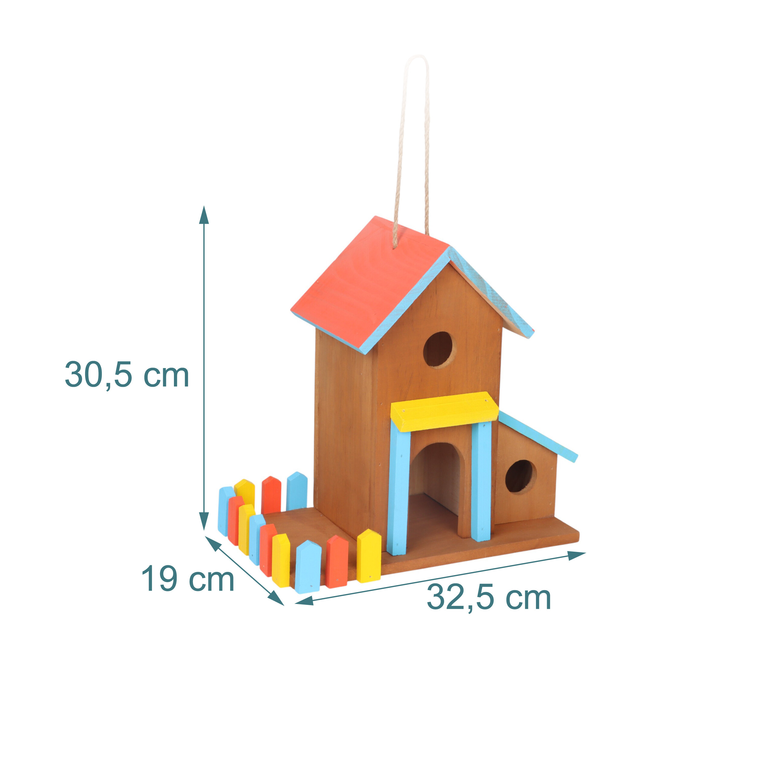 Ein Holz-Vogelhaus mit bunten Akzenten, einem kleinen Zaun und Maßpfeilen für Höhe, Breite und Tiefe.