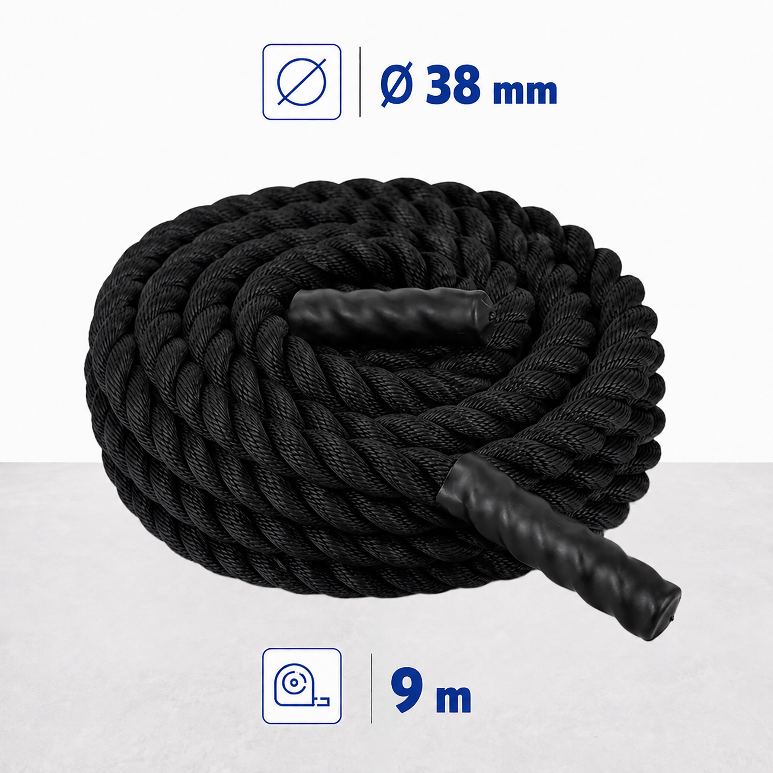 Ein schwarz gerolltes Fitnessseil mit 38 mm Durchmesser und 9 m Länge auf weißem Grund.