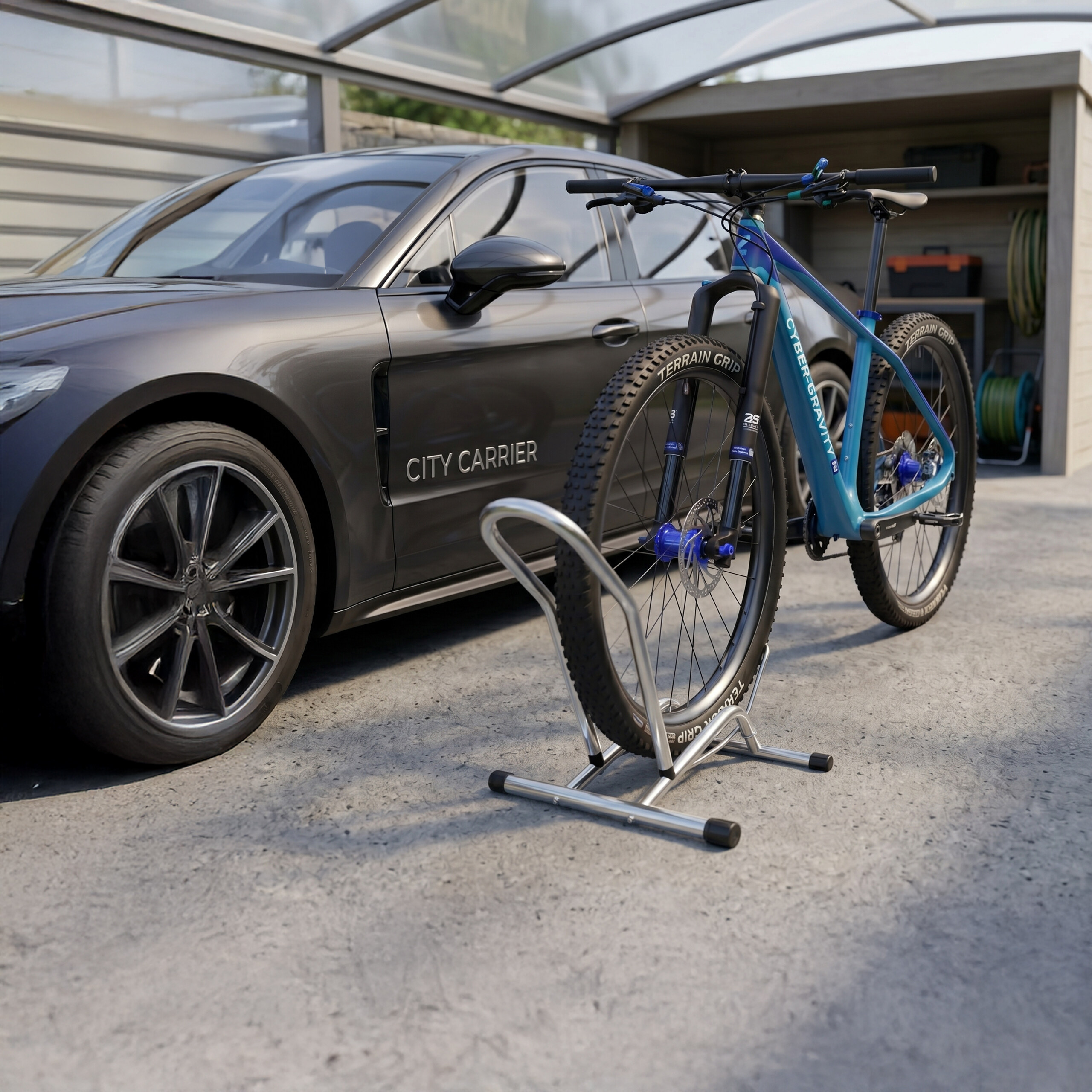Ein blaues Fahrrad steht in einem Metallständer vor einem grauen Auto und einem Unterstand.