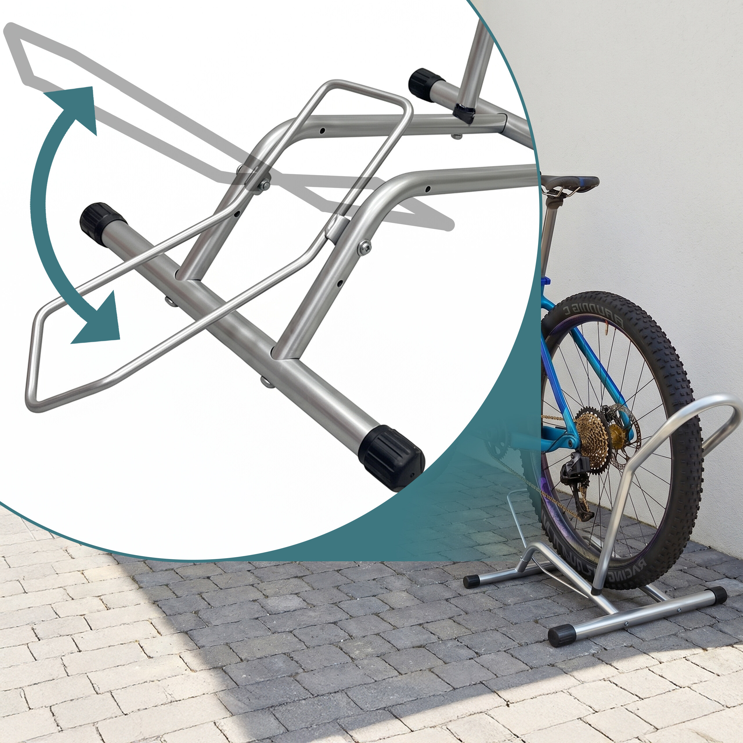 Ein silberner Fahrradständer aus Metall mit verstellbarem Radhalter hält das Hinterrad eines Fahrrads.