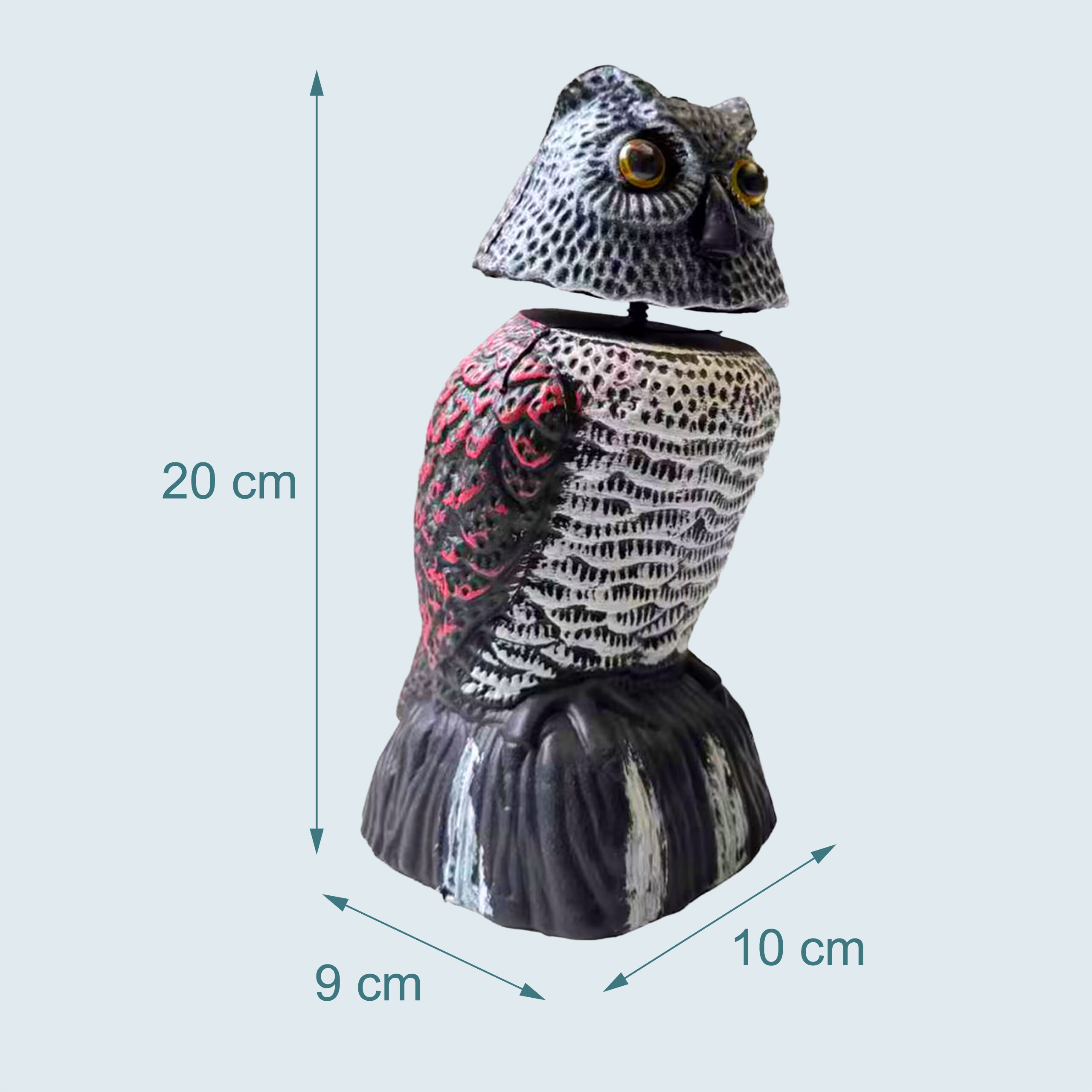 Eulen-Statue auf Baumstumpf mit Maßangaben: 20 cm Höhe, 9 cm und 10 cm Breite.