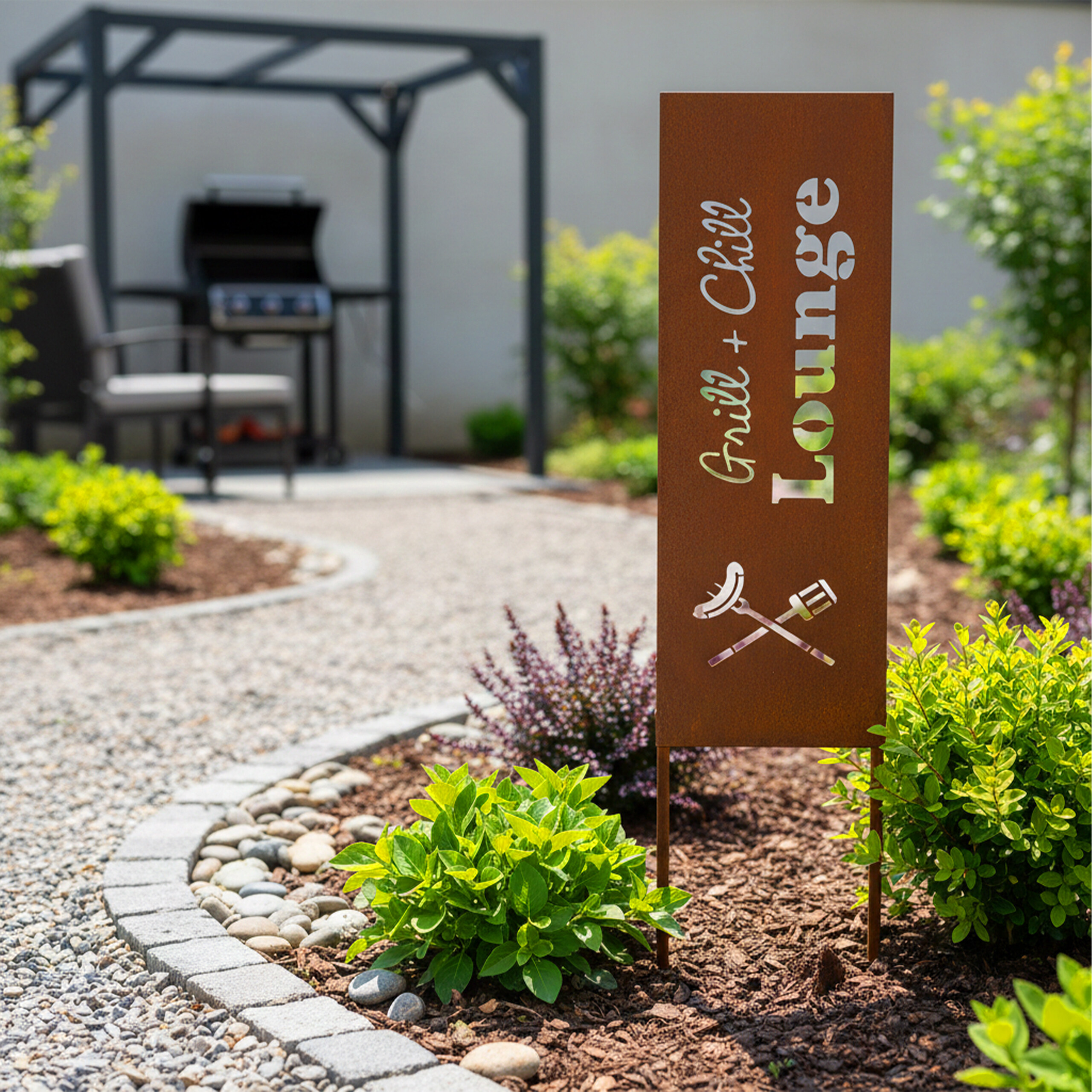 Rostiges Metallschild mit der Aufschrift Grill + Chill Lounge im Garten.
