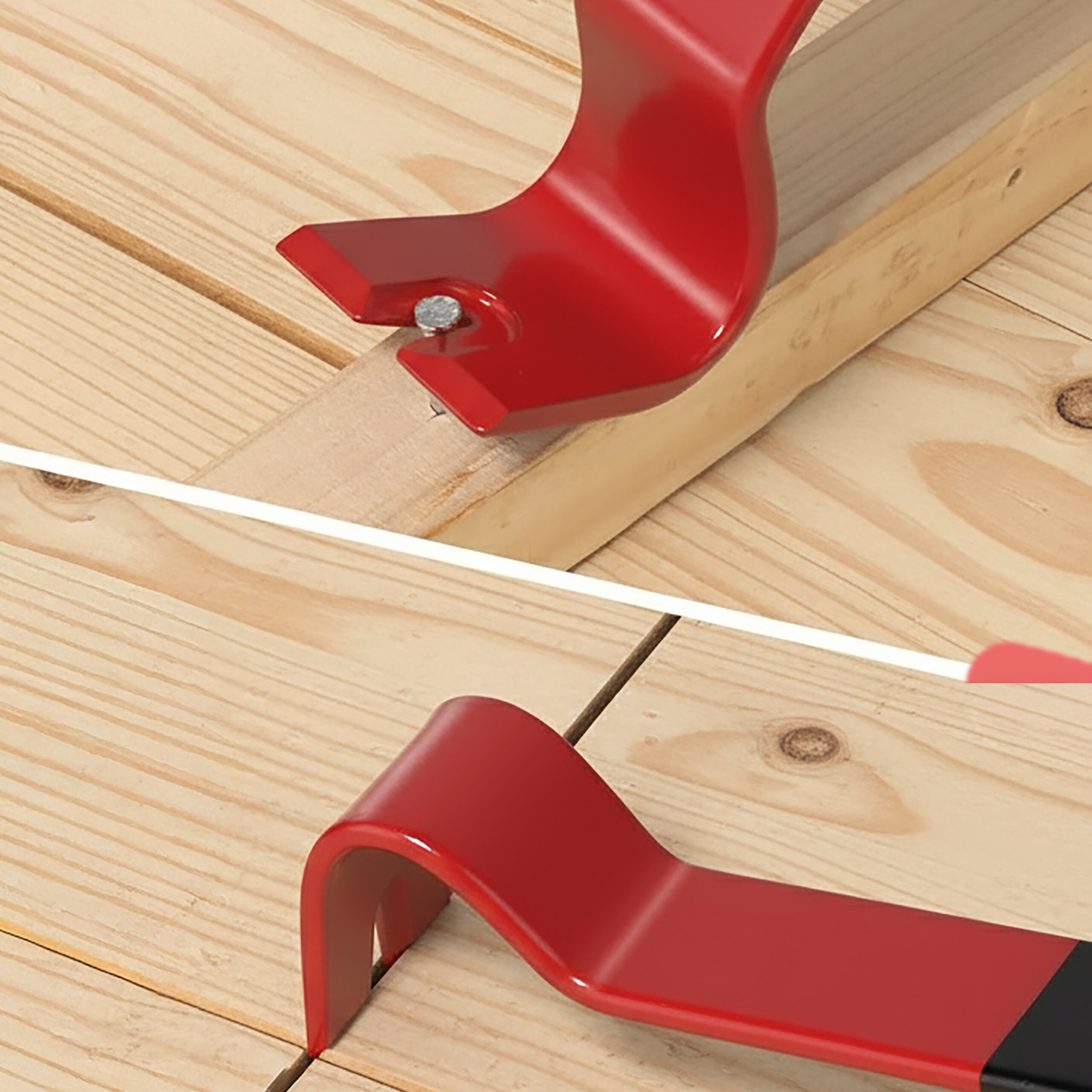 Ein rotes Brecheisen zieht einen Nagel aus einer Holzdiele.
