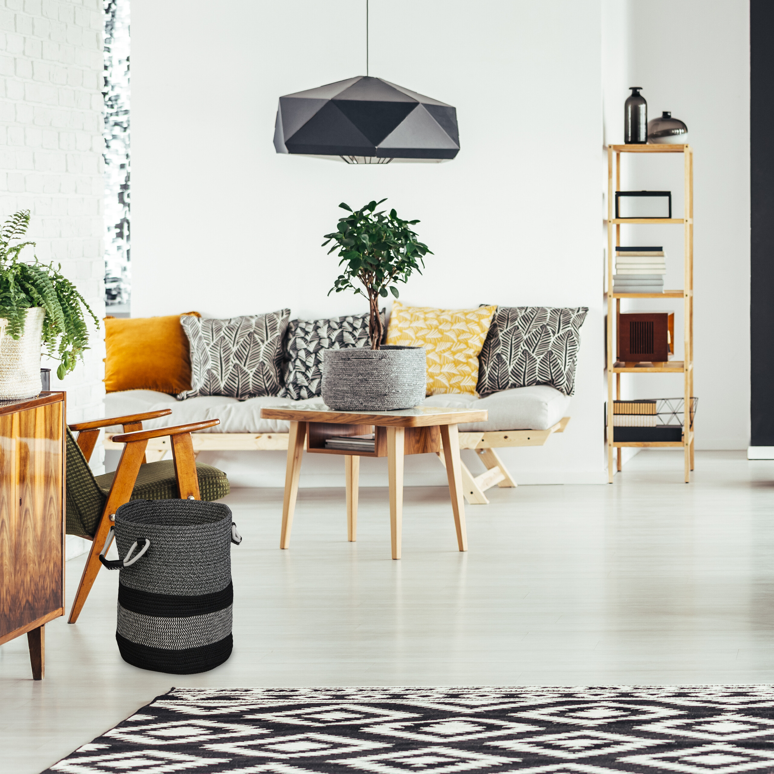 Moderne Einrichtung mit weißer Wand, Holzsitzbank, Kissen, Pflanzen, Holztisch und Pendelleuchte.