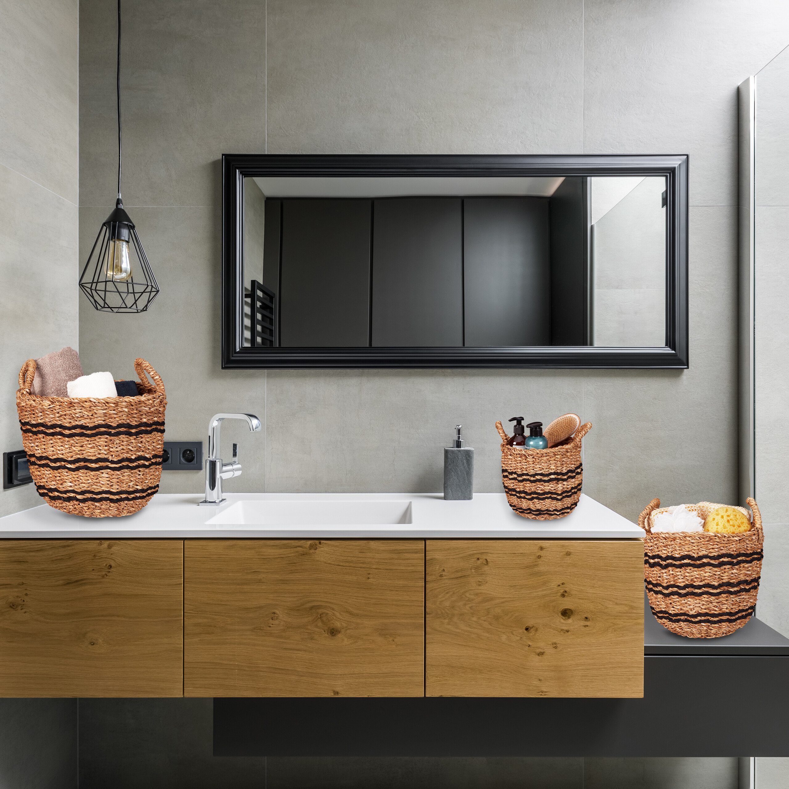 Ein modernes Badezimmer mit Holzwandschrank, Waschbecken, Spiegel und geflochtenen Körben.