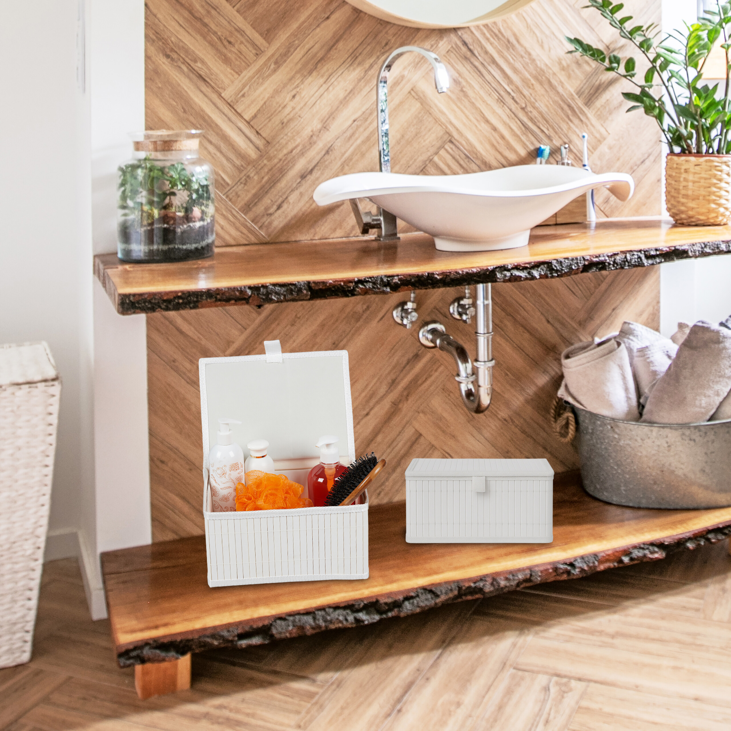 Ein moderner Waschtisch mit weißem Aufsatzwaschbecken, Holzregalen und Körben mit Pflegeprodukten.