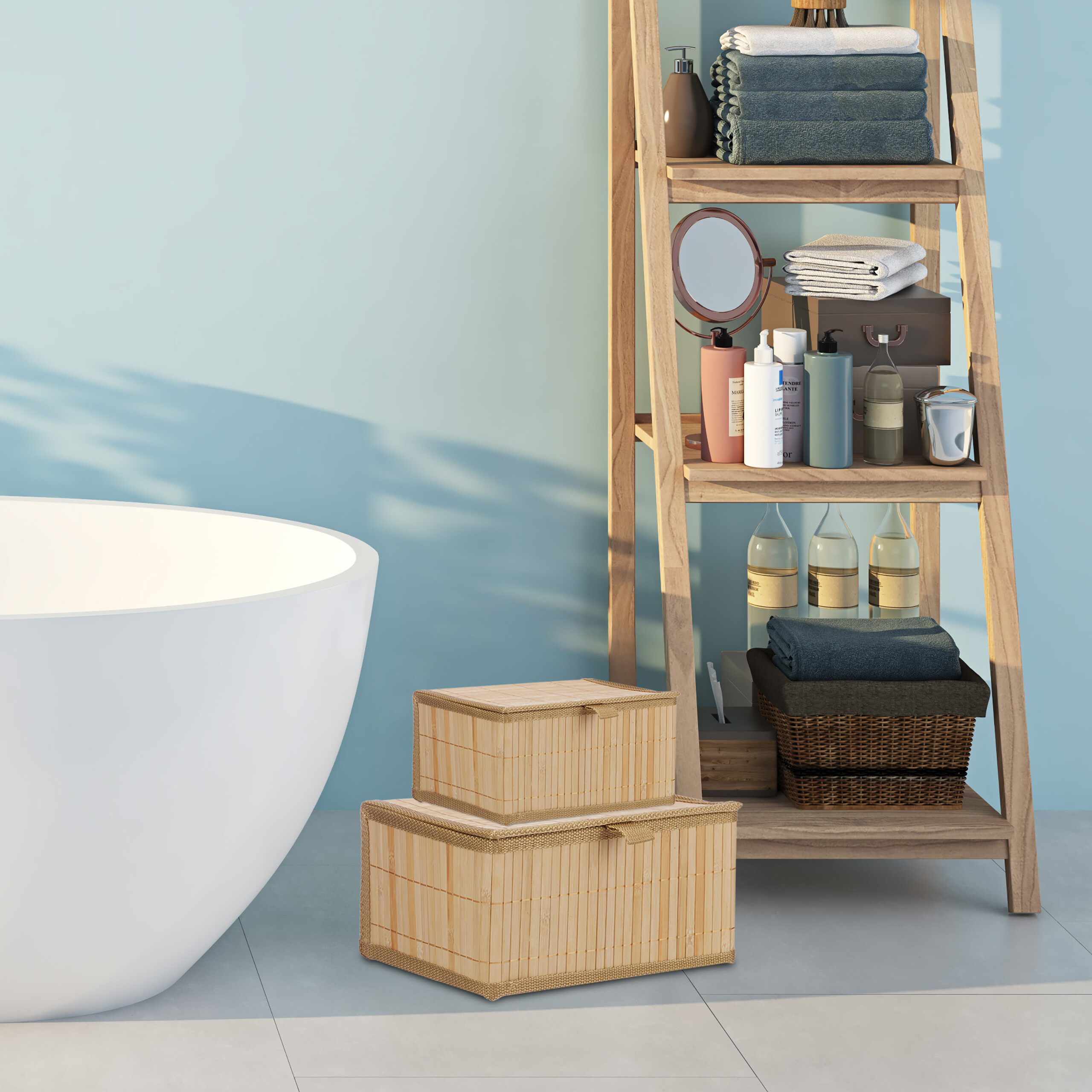Moderne Badezimmer mit freistehender Badewanne, Holzregal voller Handtücher und Flaschen sowie zwei Körben.