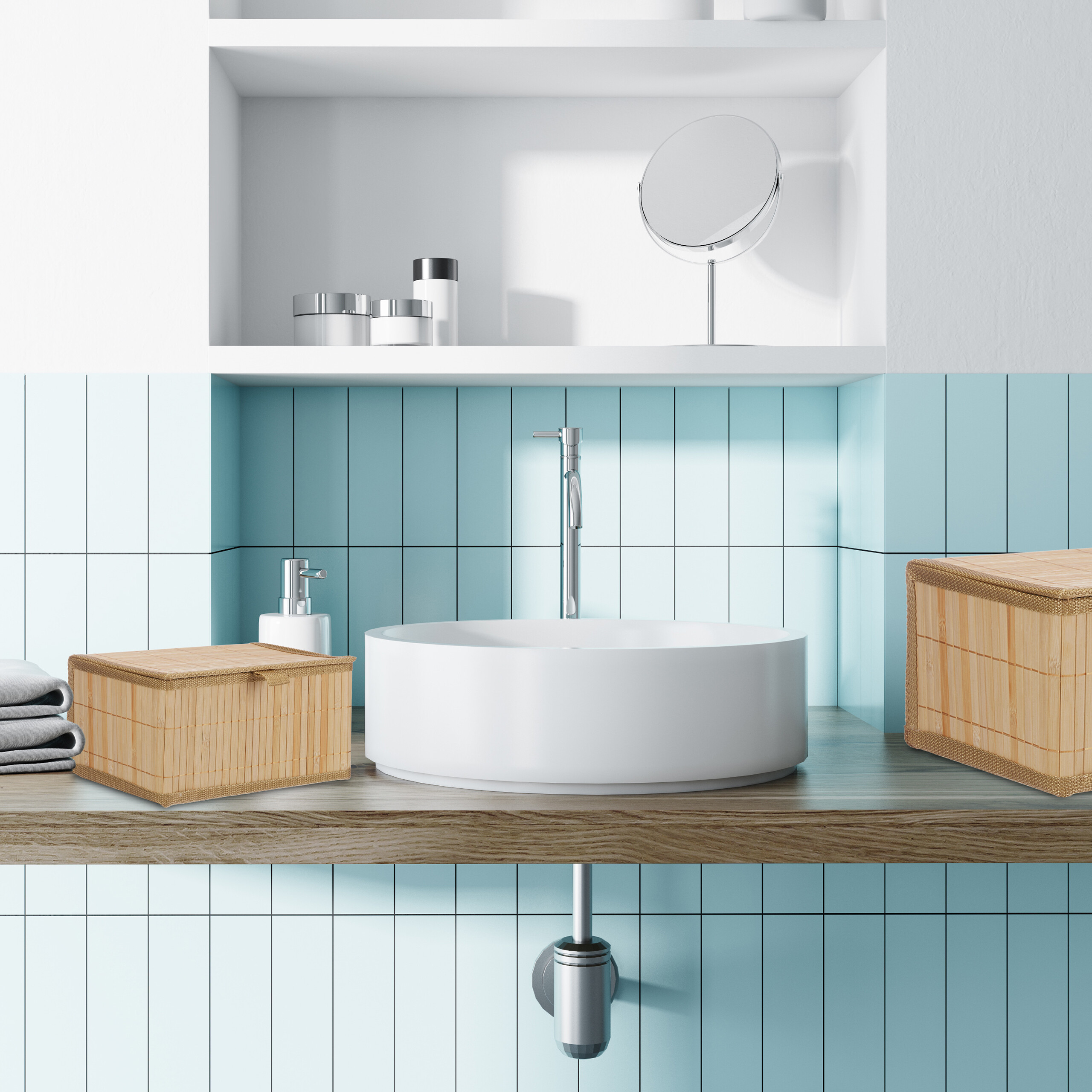 Ein weißes Waschbecken auf Holztresen mit blauen Fliesen, Spender und Korb.
