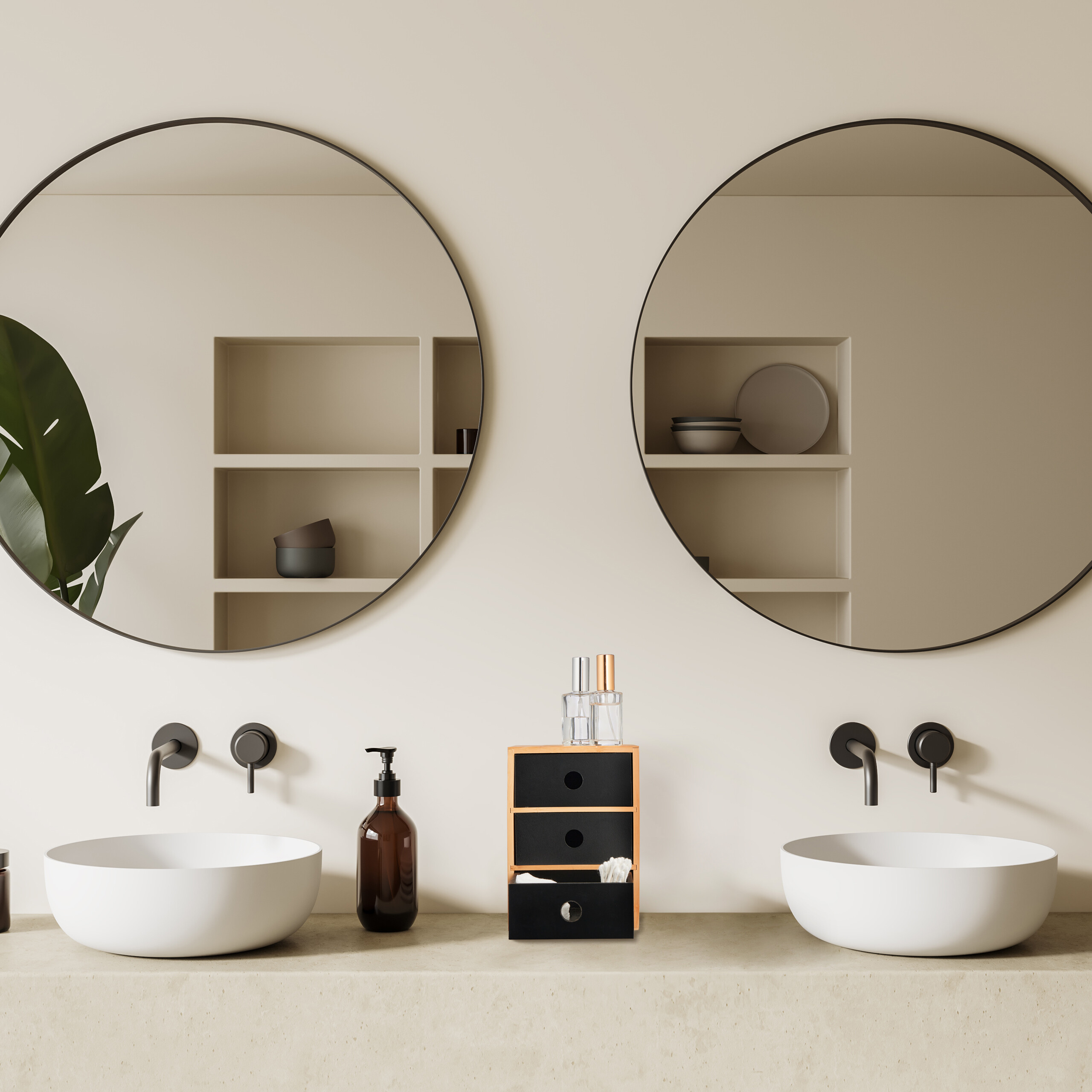 Beige Badewand mit zwei runden Spiegeln, weißen Waschbecken, schwarzen Armaturen und einem kleinen schwarzen Schubladenregal.