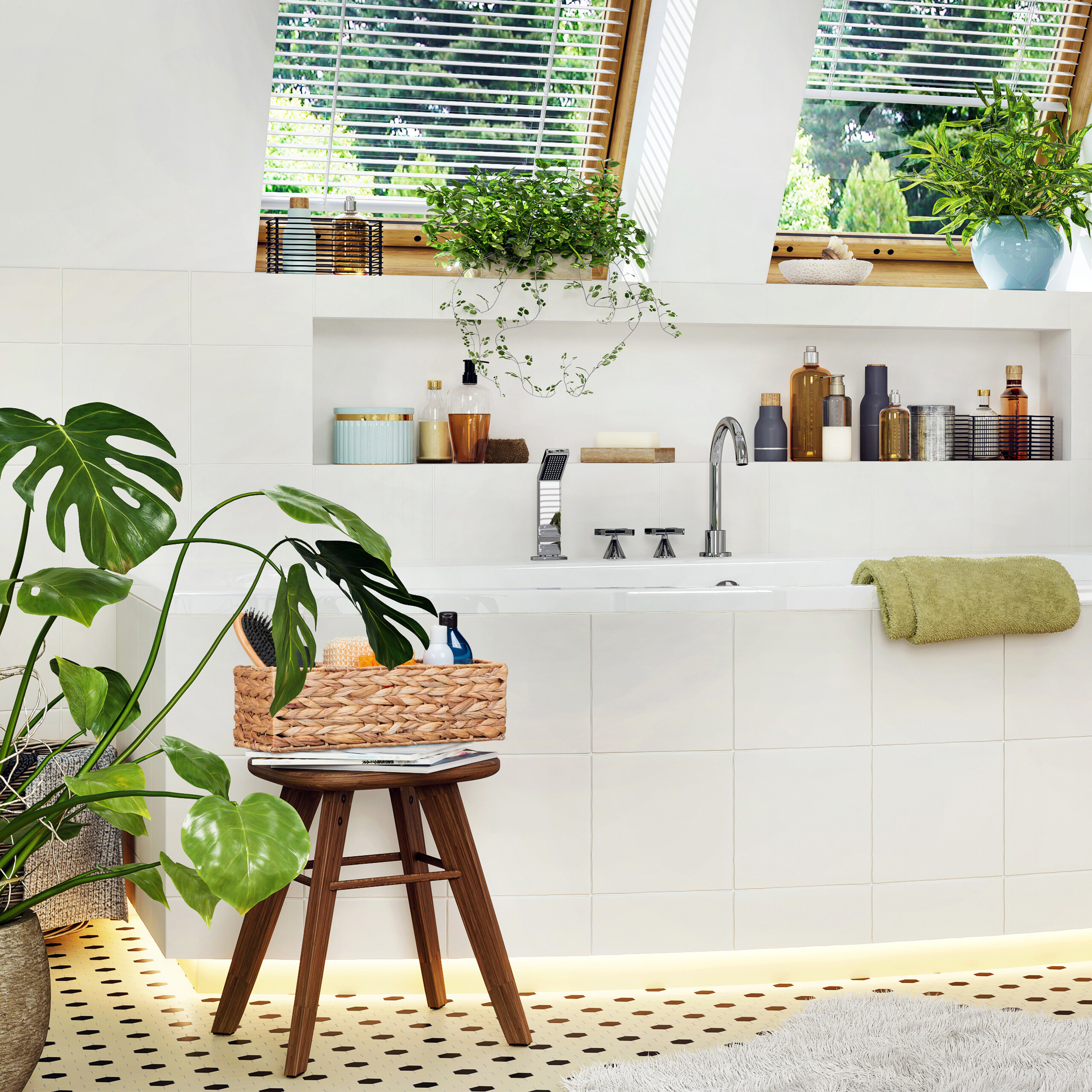 Ein weißes Bad mit Badewanne, Pflanzen, Holzschemel, Pflegeprodukten auf Regalen und schrägen Dachfenstern.