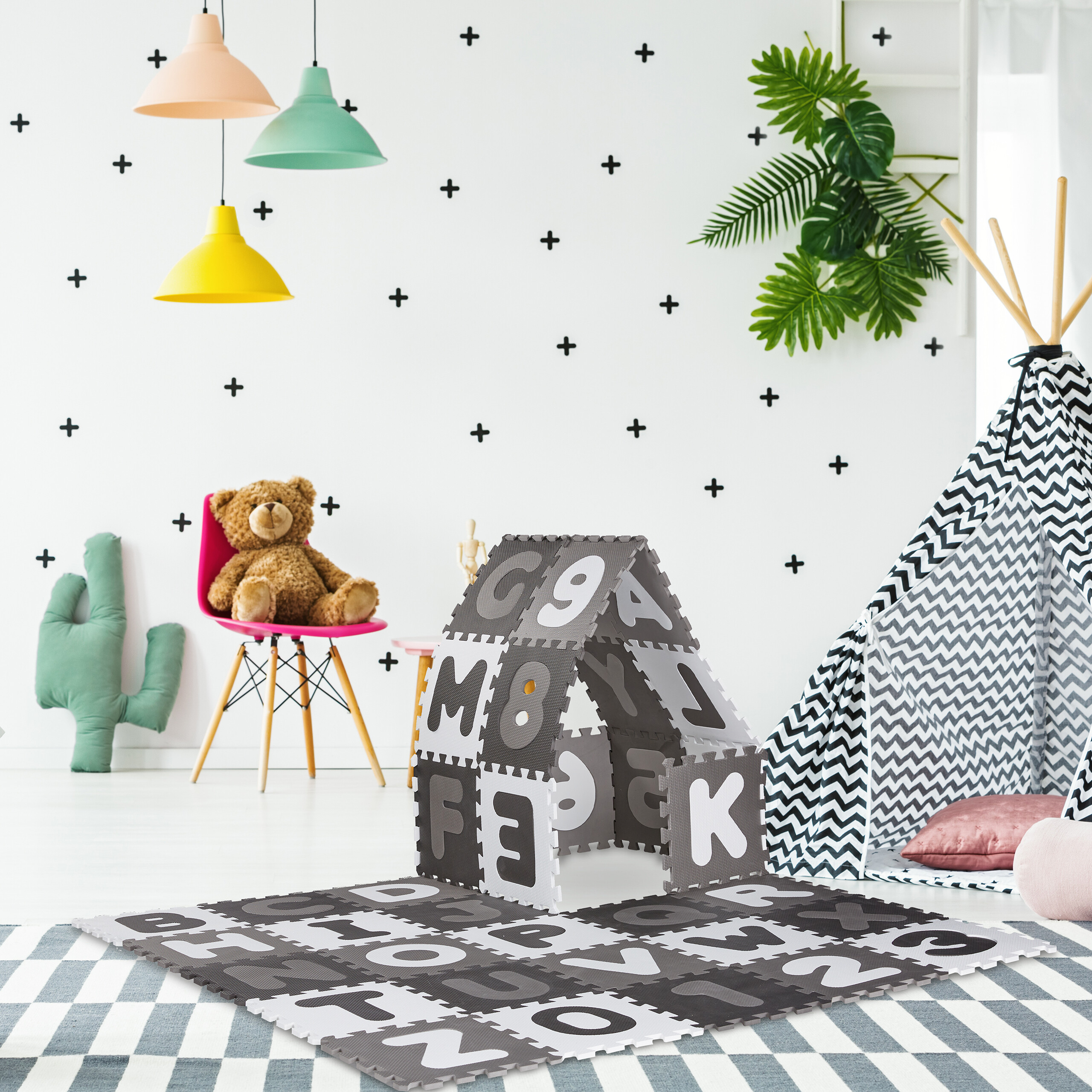 Ein Kinderzimmer mit Spielzeug, bunten Lampen, einem Zelt und einer Spielmatte.