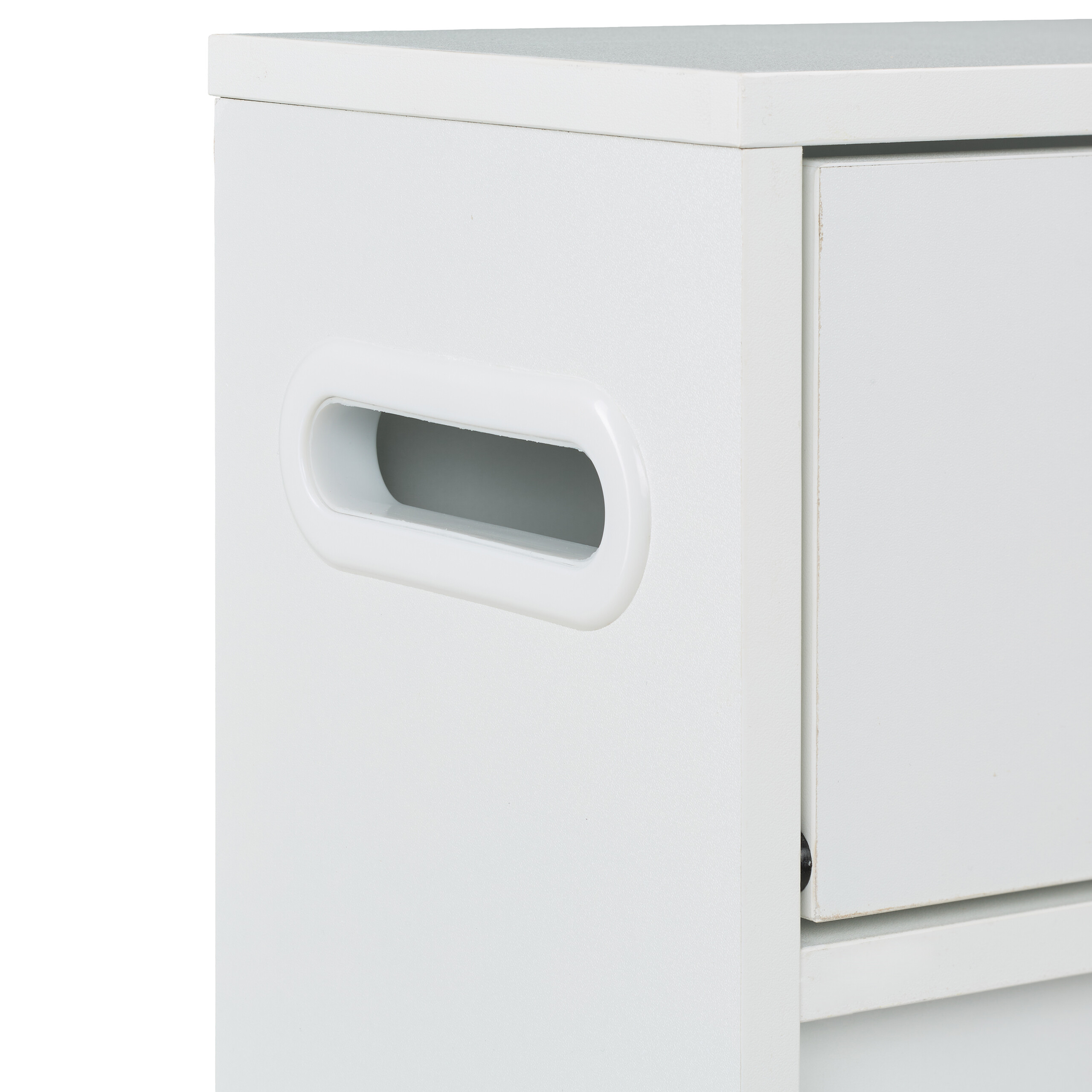 Ein weißer Holzschrank mit integriertem ovalen Tragegriff an der Seite und geschlossenen Schubladen.