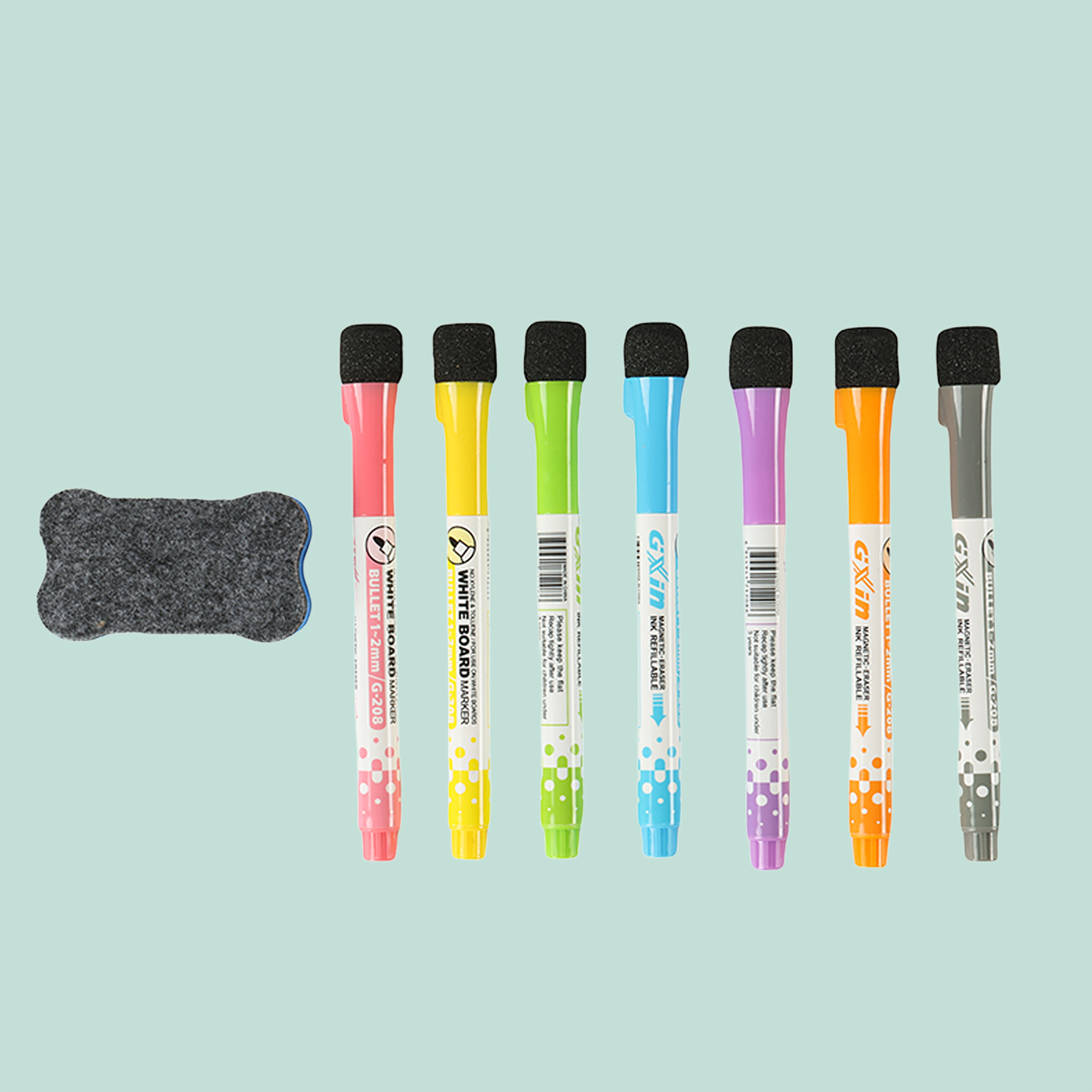 Sieben bunte Whiteboard-Marker mit integrierten Radiergummis und ein separater grauer Radiergummi.