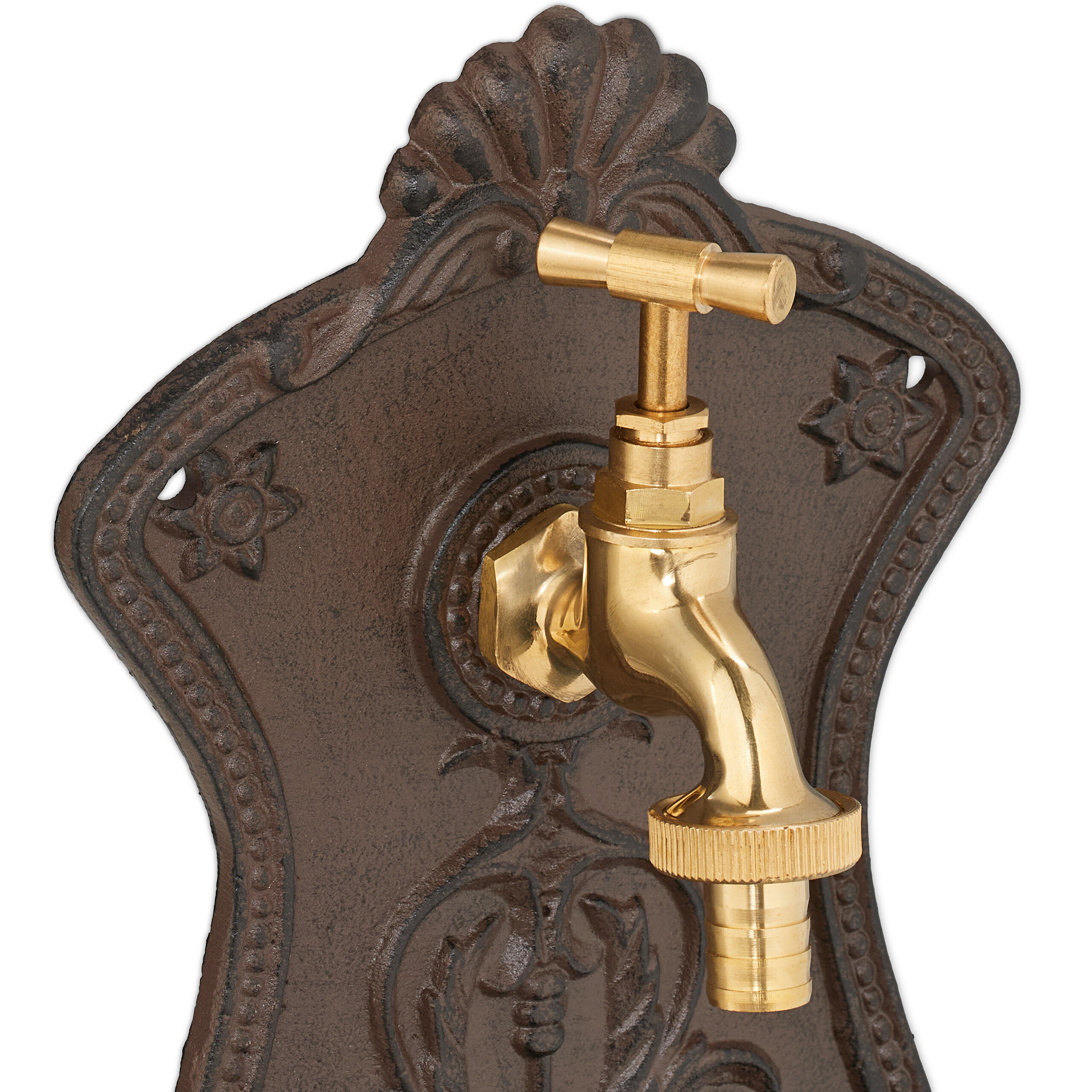 Ein goldener Messingwasserhahn mit T-Griff an einer dunklen, ornamentalen Metall-Wandplatte.