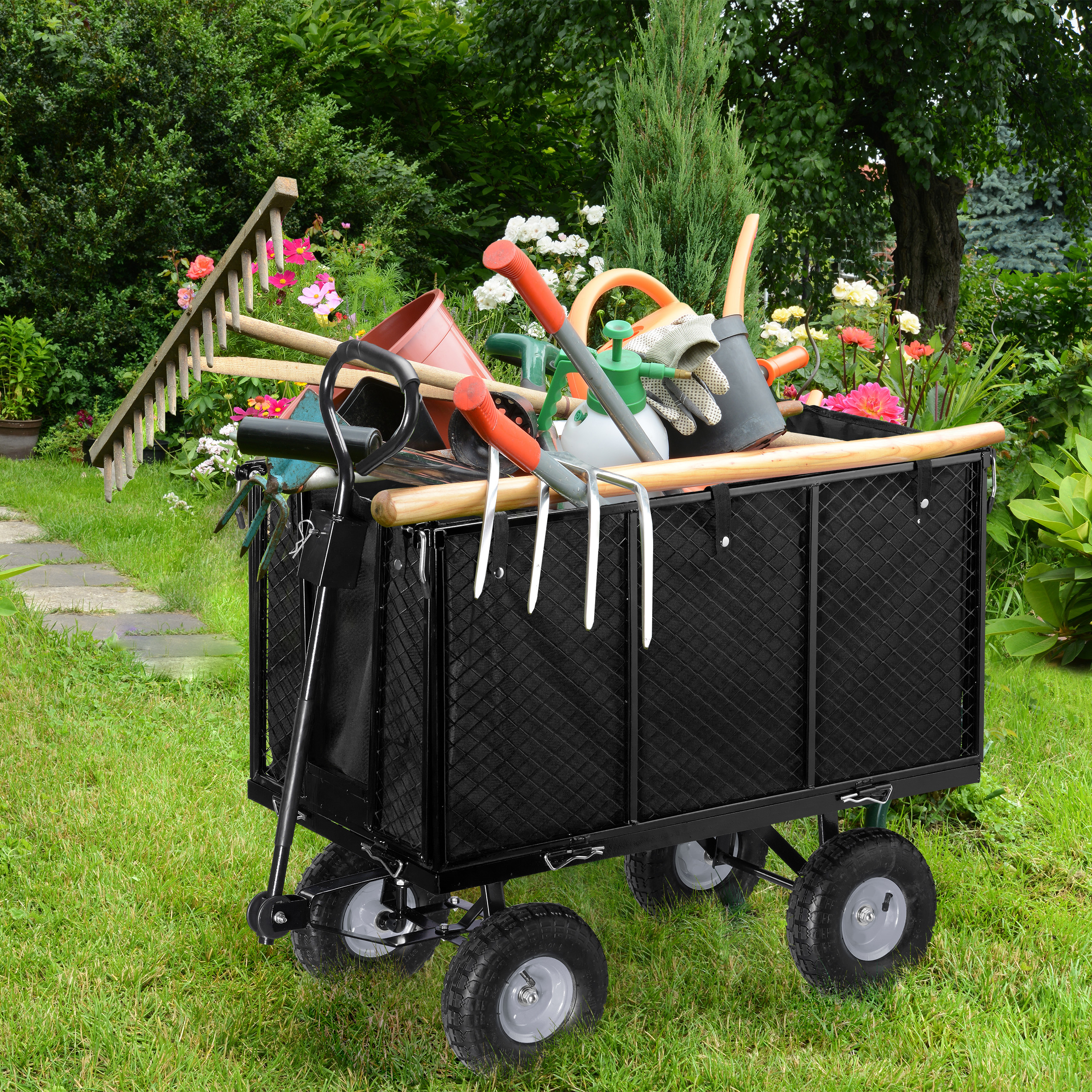 Ein schwarzer Gartenwagen voller Werkzeuge steht auf einer grünen Wiese im Garten.