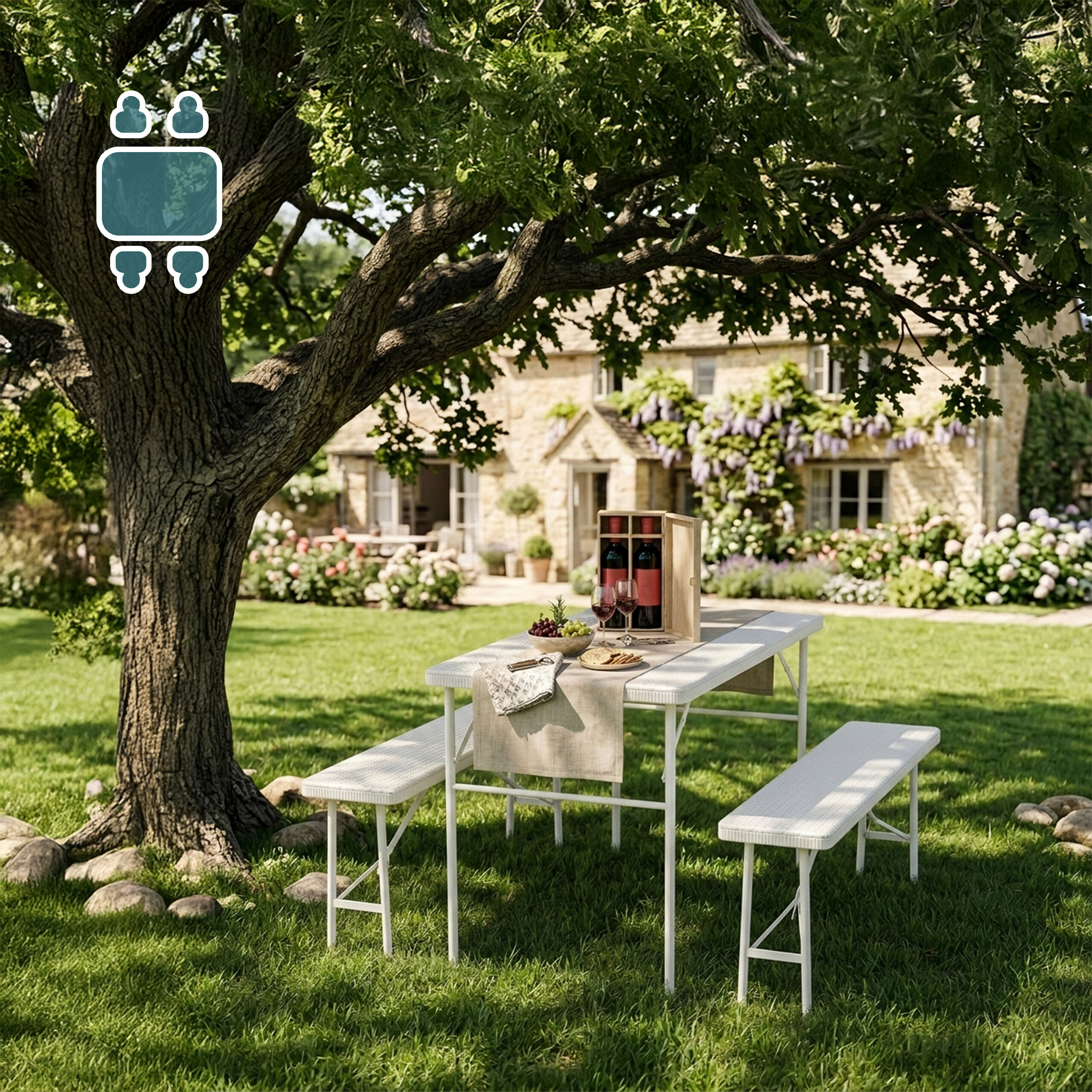 Ein weißer Tisch und Bänke unter einem Baum im Garten vor einem Steinhaus mit Wein und Früchten.