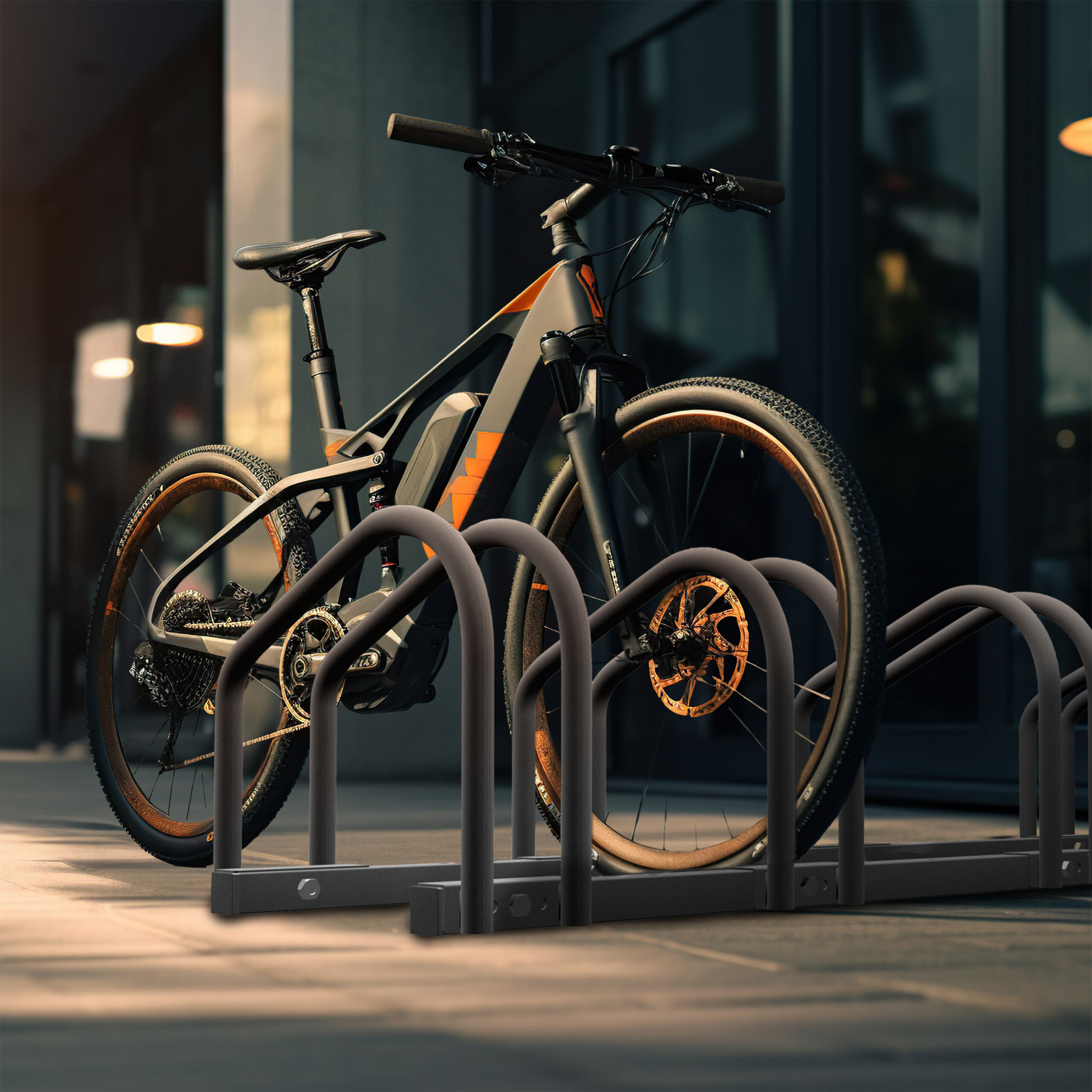 Ein schwarz-oranges E-Bike steht draußen in einem Metallfahrradständer vor einem modernen Gebäude.