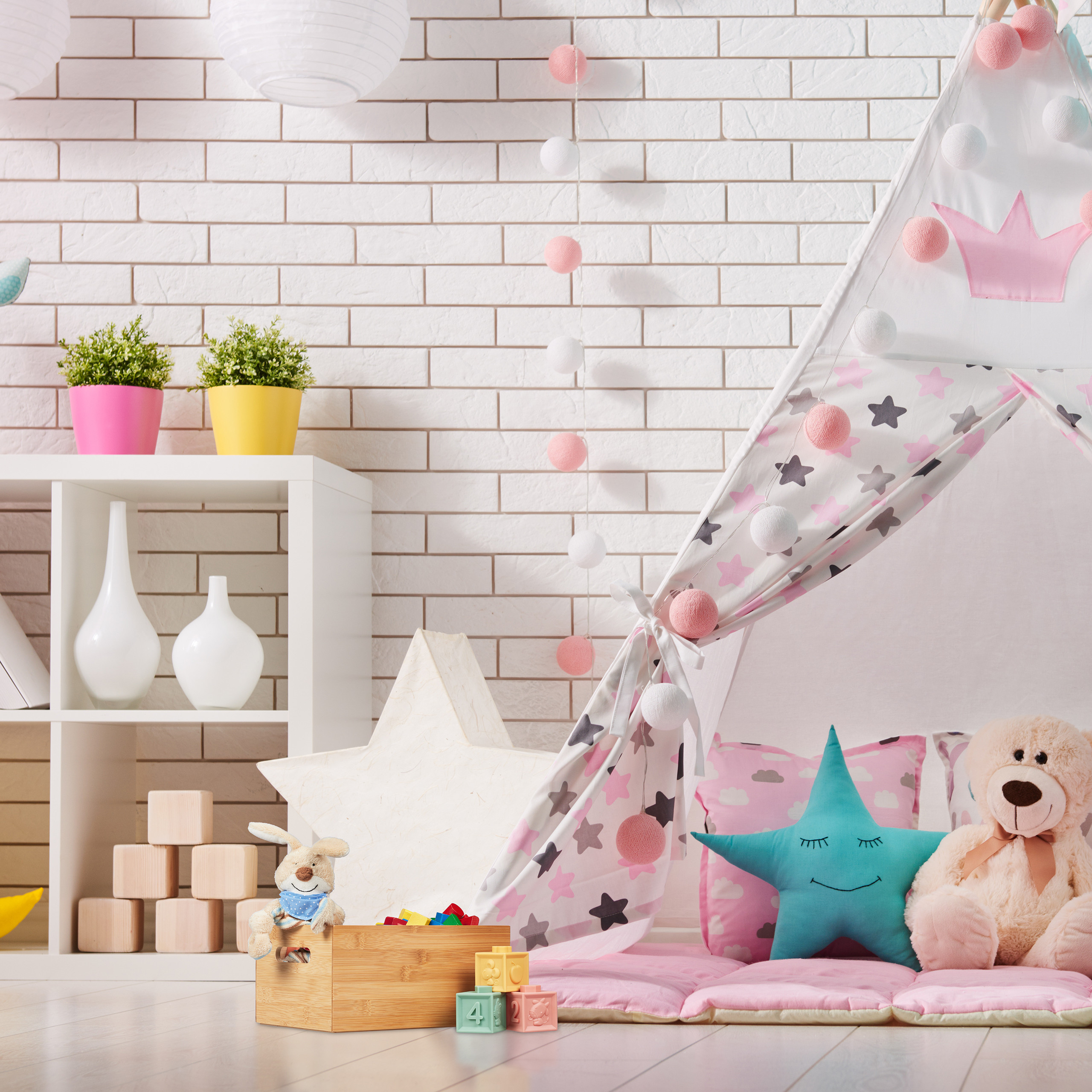 Ein Kinderzimmer mit weißer Ziegelmauer, sternenbesetztem Spielzelt, Regal mit Pflanzen und Spielzeug auf dem Boden.