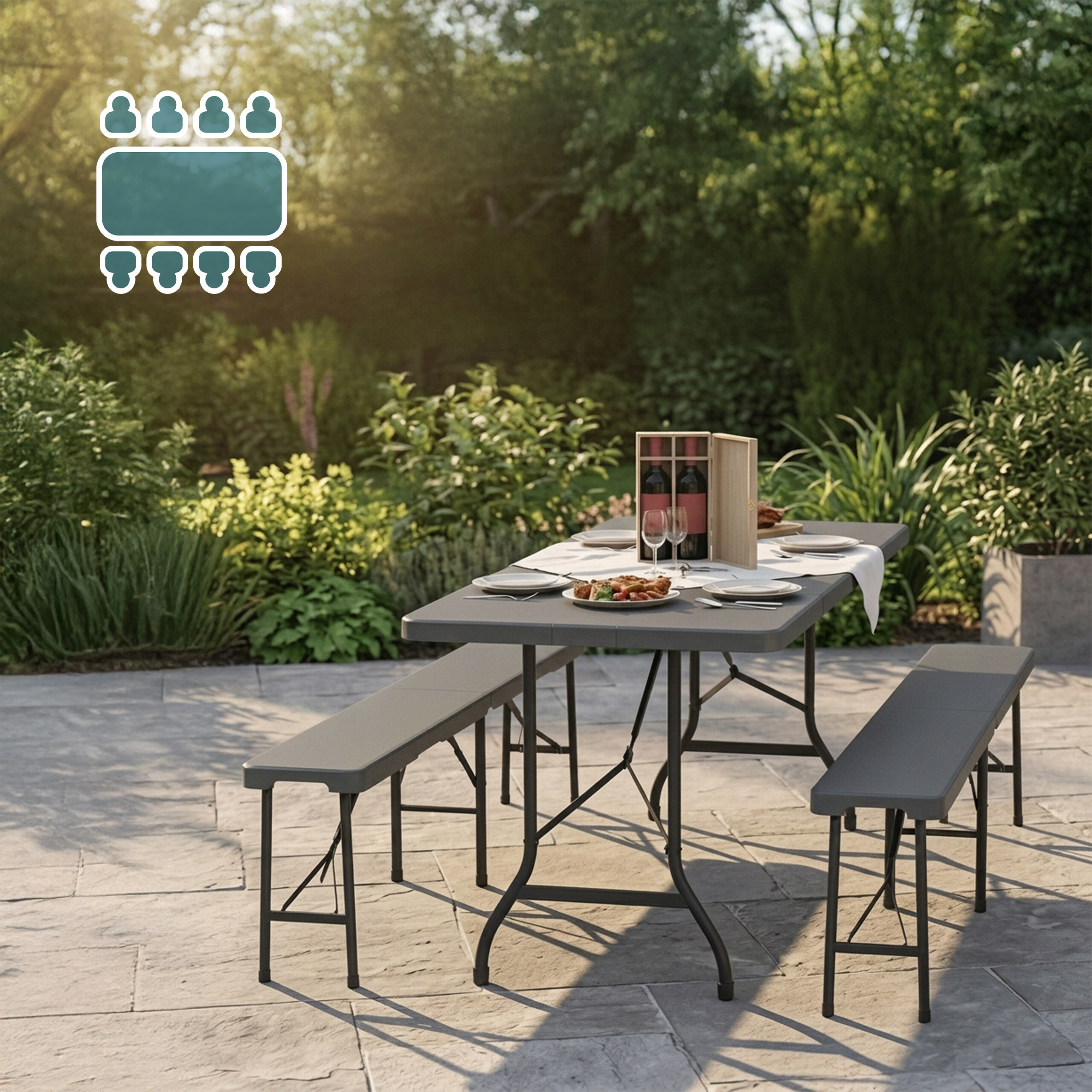 Ein Gartentisch mit zwei Bänken, gedeckt mit Tellern und Wein, in einem sonnigen Garten.