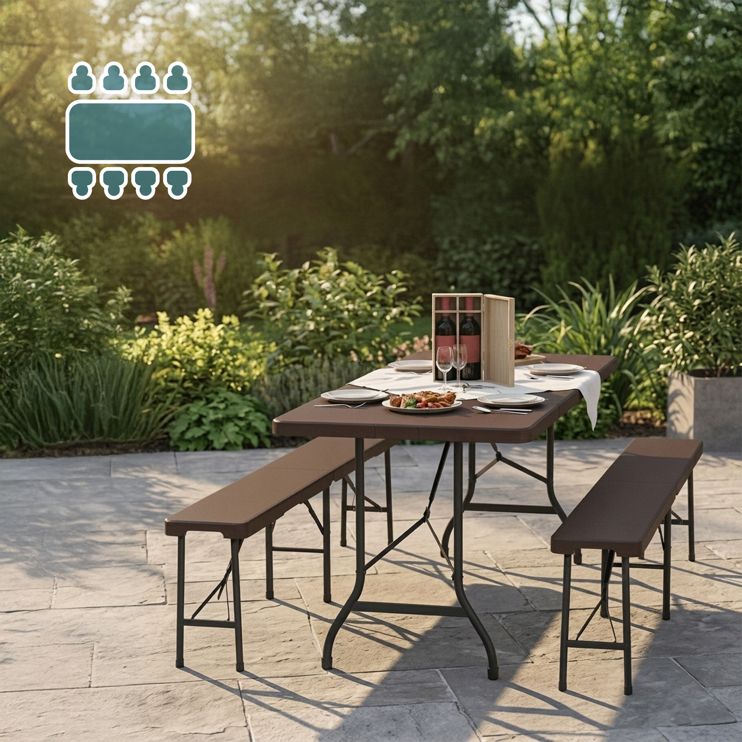 Ein faltbarer Gartentisch mit zwei Bänken, gedeckt für ein Essen im Freien, steht auf einer Steinterrasse.