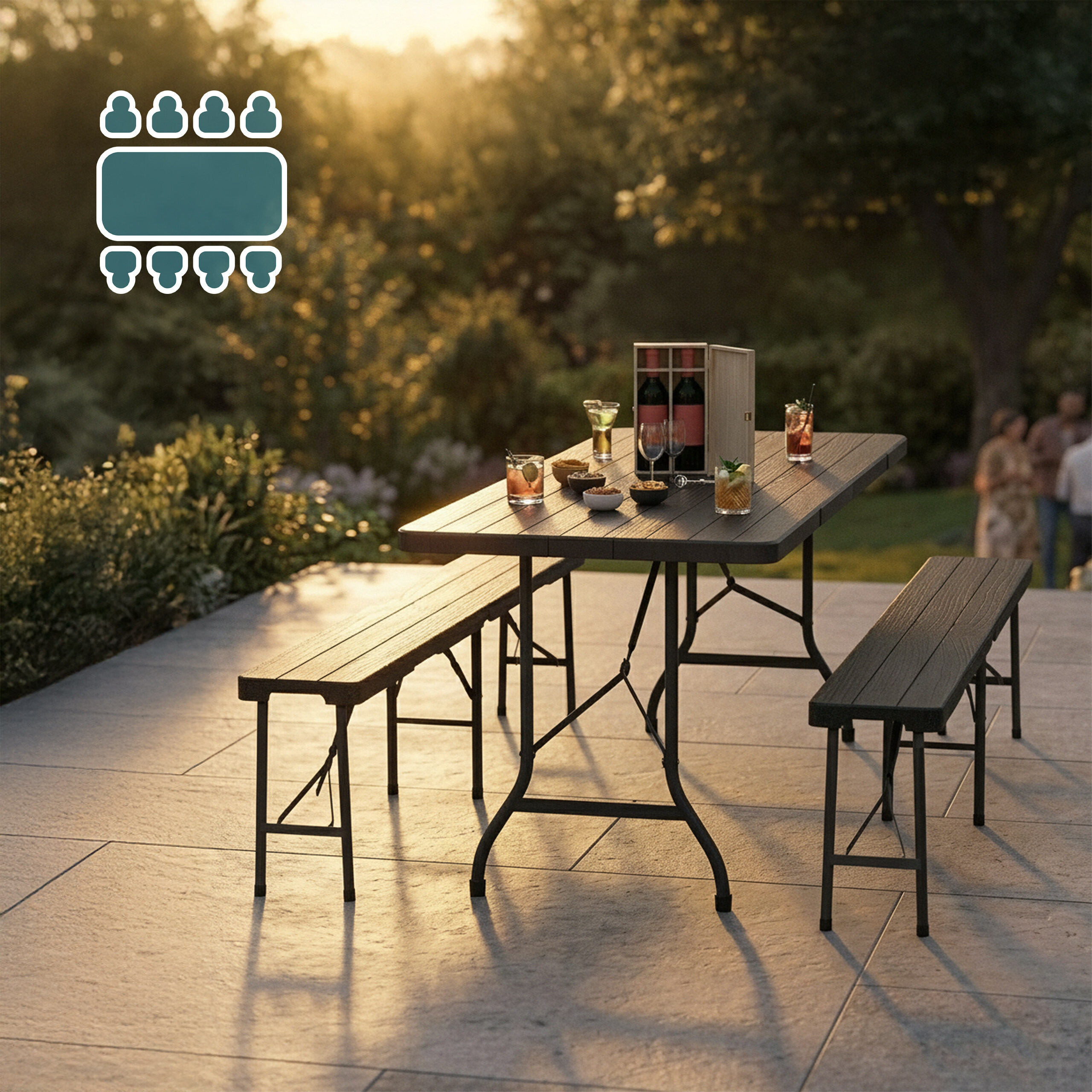 Ein Gartentisch mit zwei Bänken, Getränken und Snacks steht im Sonnenlicht auf einer Steinterrasse.