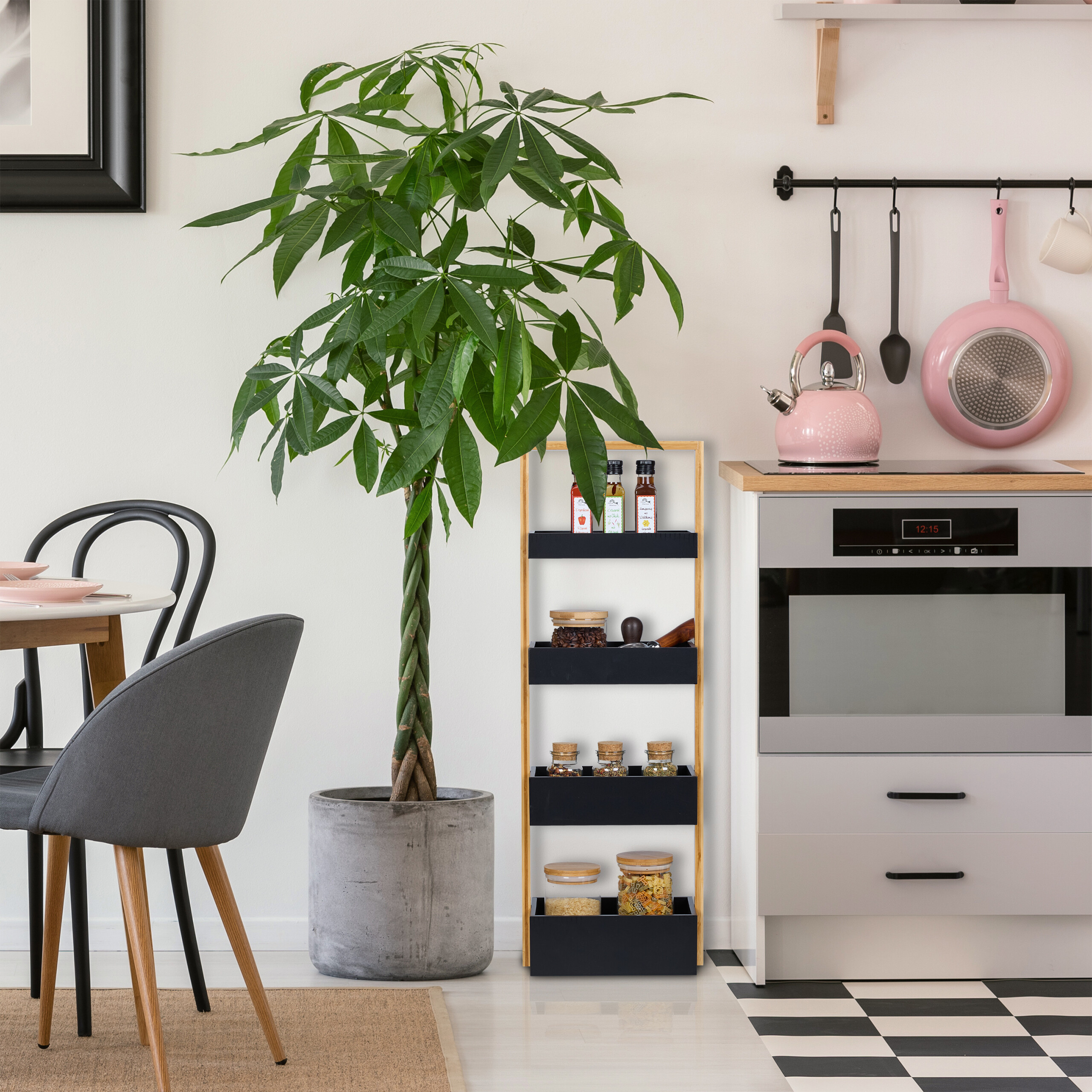 Moderne Küche mit einer großen Zimmerpflanze im Topf, grauen Stühlen und pinken Küchenutensilien.