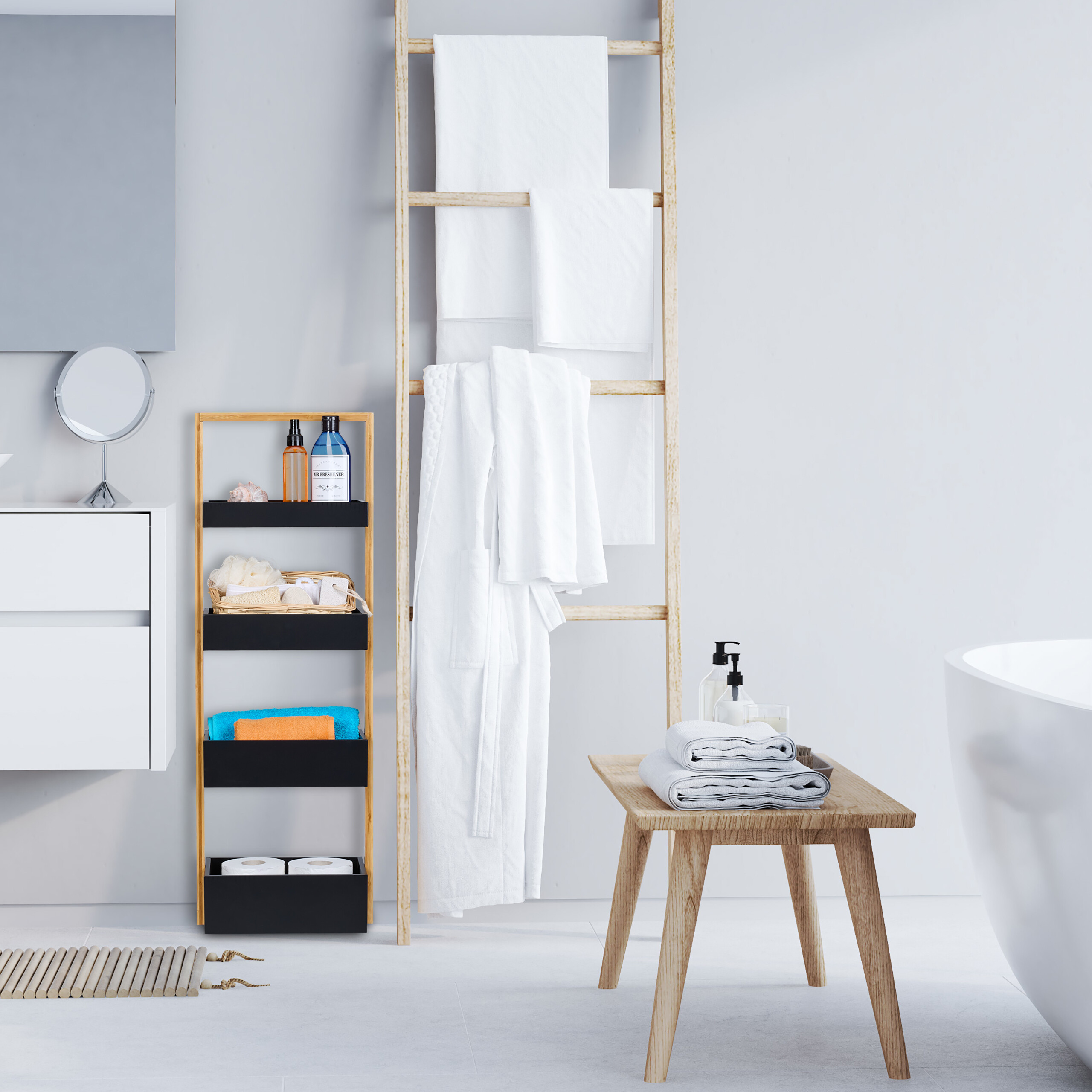 Minimalistisches Badezimmer mit weißen Handtüchern auf einer Holzleiter, schwarzem Regal und einer Badewanne.