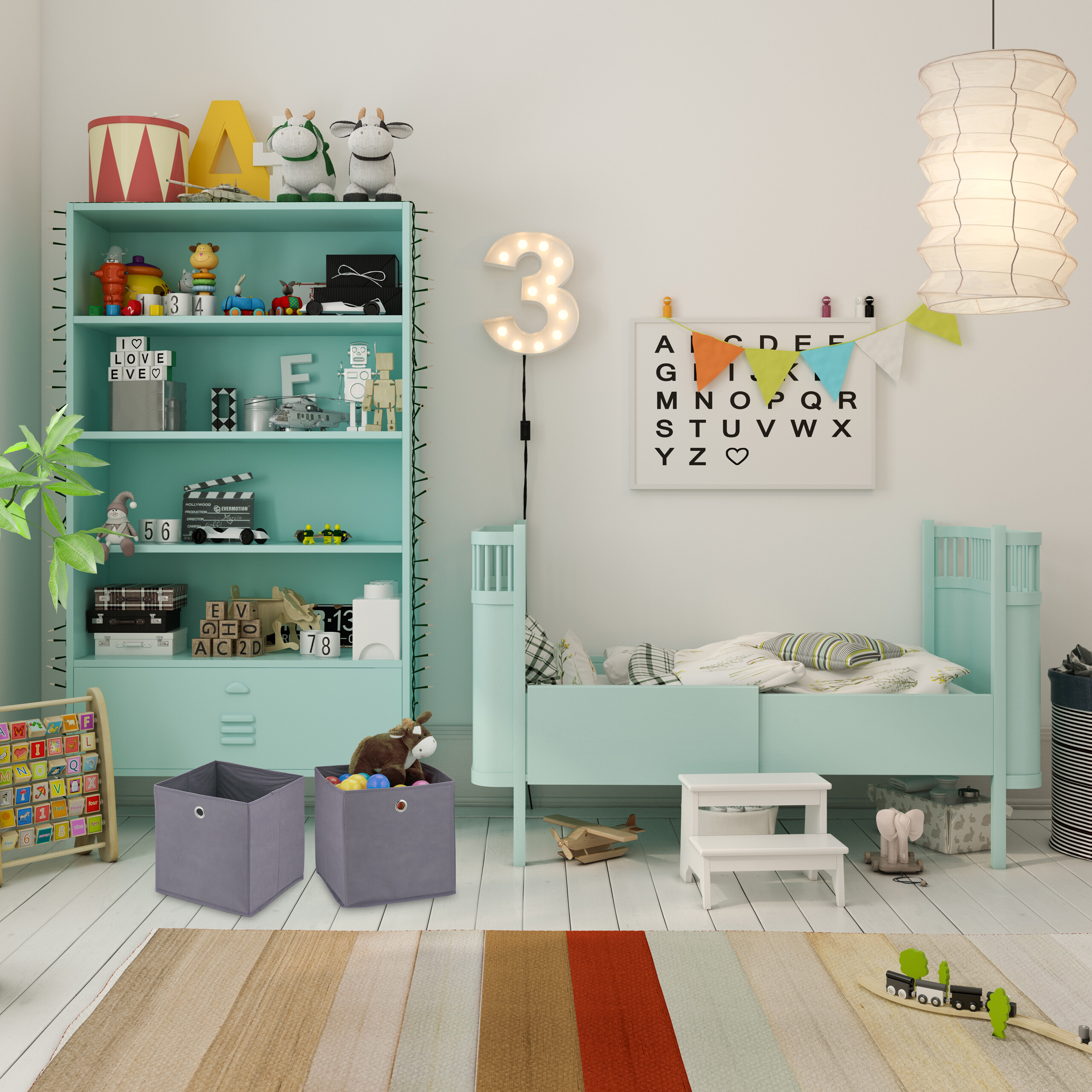 Ein hellblaues Kinderzimmer mit einem blauen Regal, einem Bett, einer beleuchteten Zahl 3 und bunten Spielsachen auf dem Teppich.