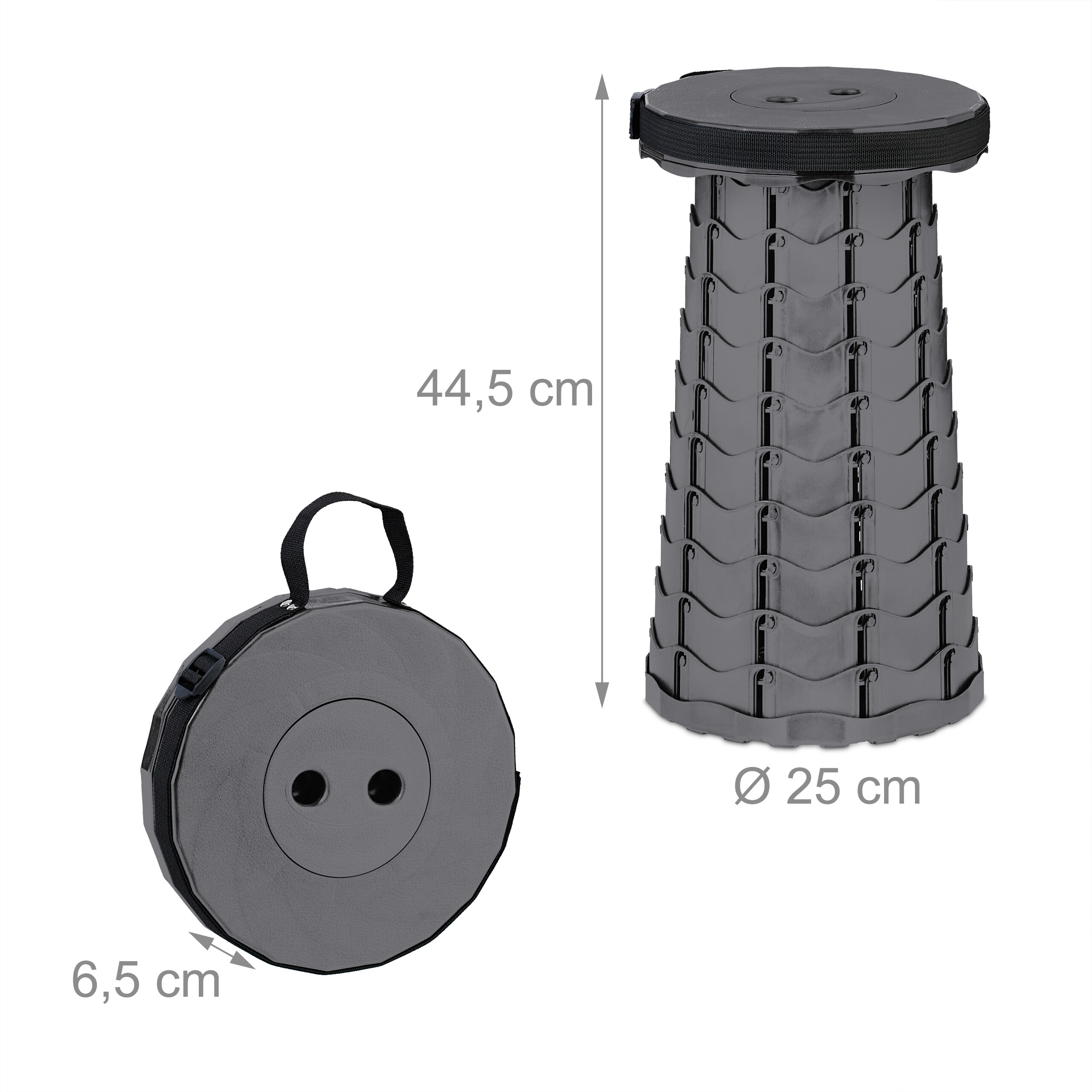 Ein grauer Teleskophocker, 44,5 cm hoch, 25 cm Durchmesser und 6,5 cm dick in zusammengeklapptem Zustand mit Tasche.