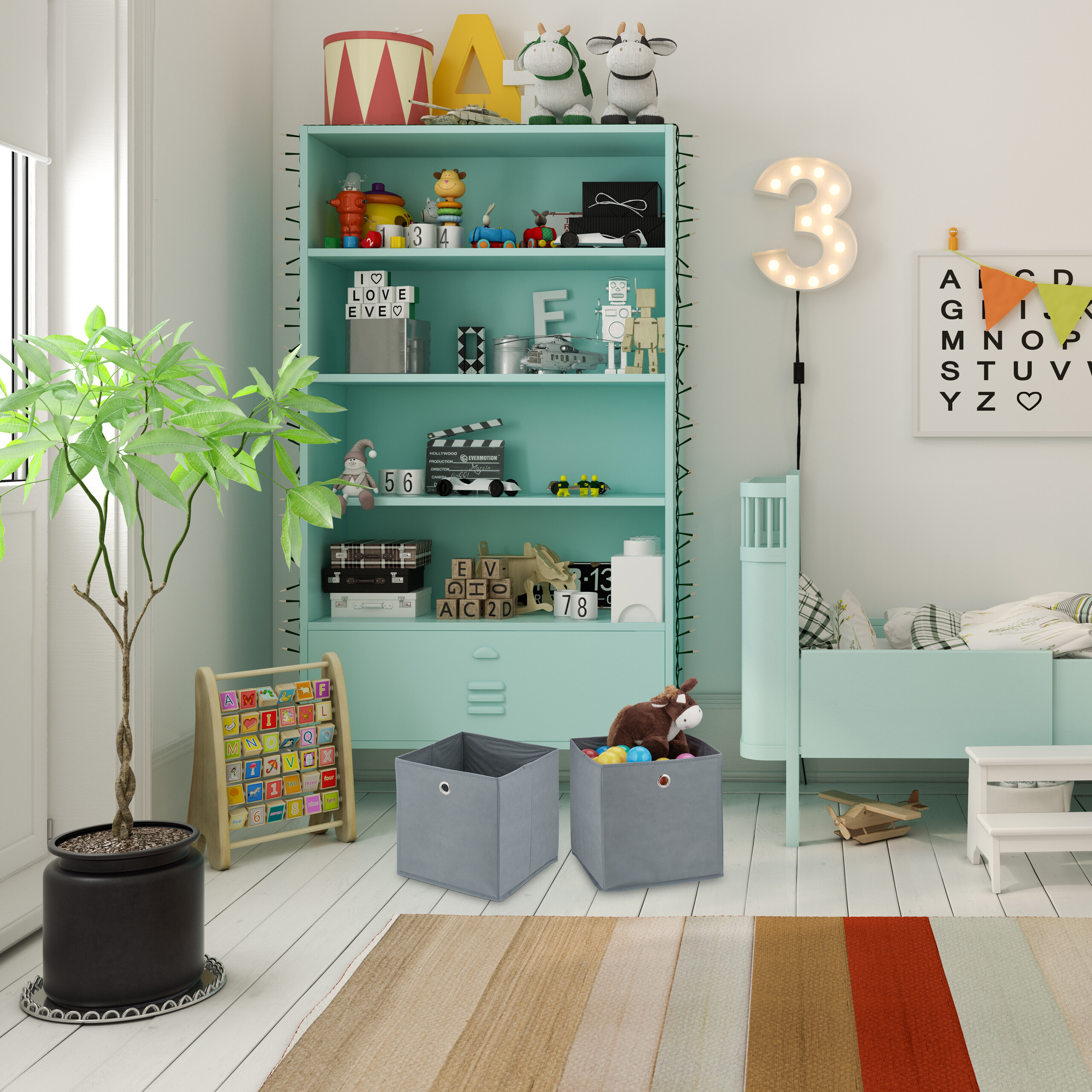Kinderspielzimmer mit türkisfarbenem Regal voller Spielzeug, Bett, Pflanze im Topf und bunten Aufbewahrungsboxen.
