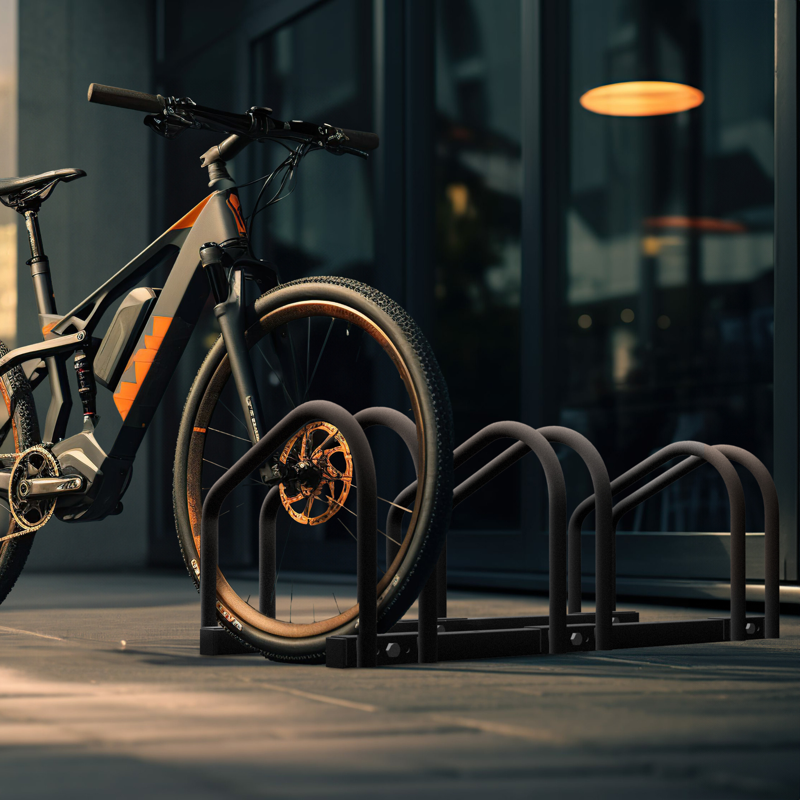 Ein schwarz-oranges Elektro-Mountainbike steht in einem Metall-Fahrradständer vor einem modernen Glasgebäude.
