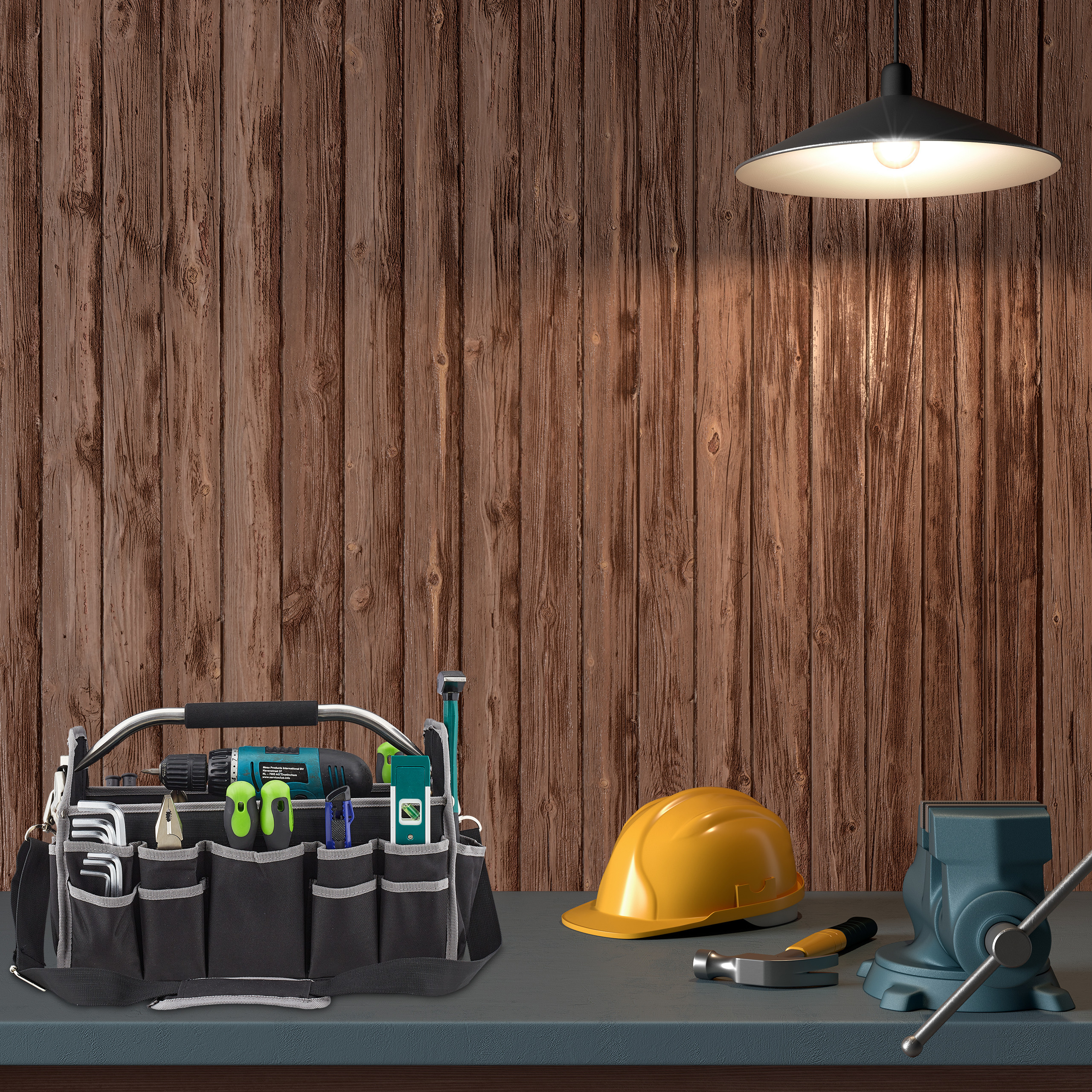Werkbank mit Werkzeugtasche, gelbem Helm, Hammer und Schraubstock vor Holzwand, beleuchtet durch eine Deckenlampe.
