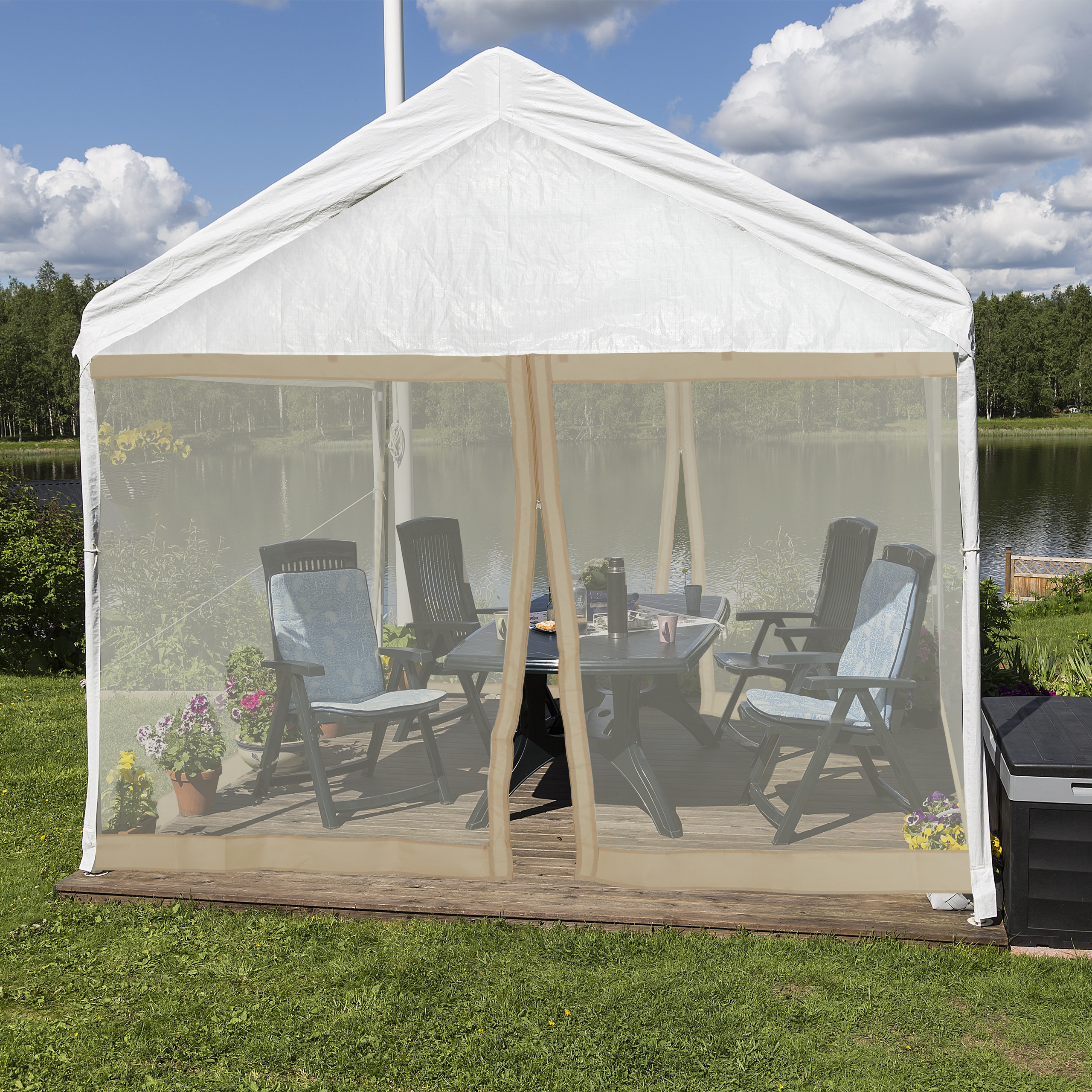 Ein weißes Partyzelt mit Tisch und Stühlen steht auf einer Holzterrasse an einem See.