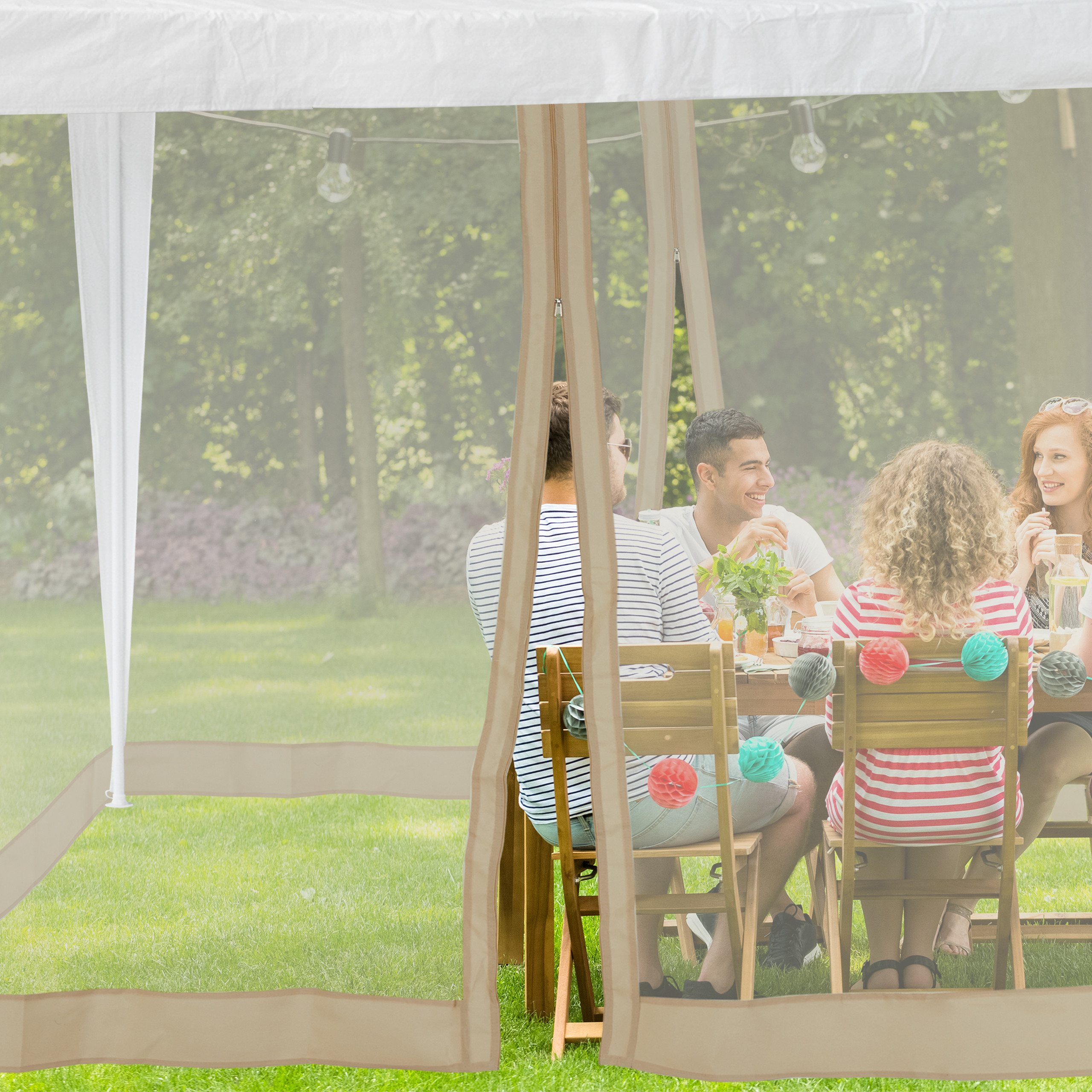 Freunde beim Essen im Freien unter einem weißen Gartenpavillon an einem sonnigen Tag.