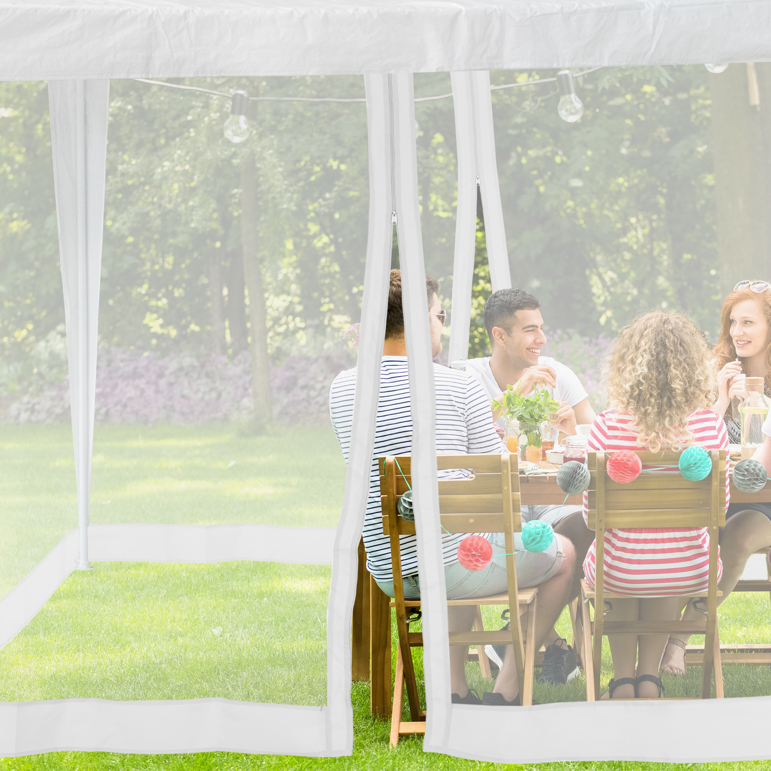 Freunde sitzen unter einem weißen Pavillon im Garten an einem Holztisch.