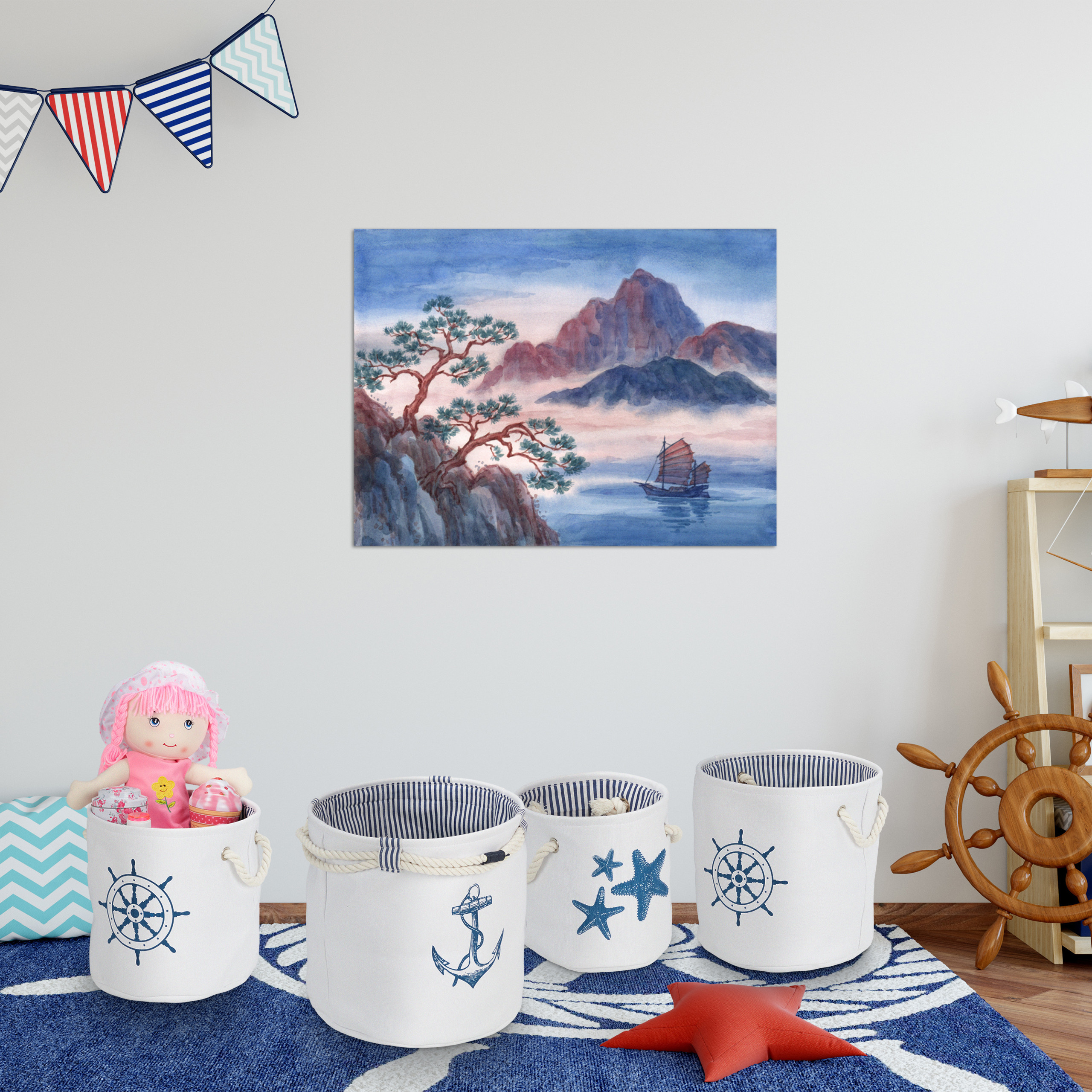 Maritimes Kinderzimmer mit Aquarell-Landschaftsgemälde, Aufbewahrungskörben, Puppe und Steuerrad.