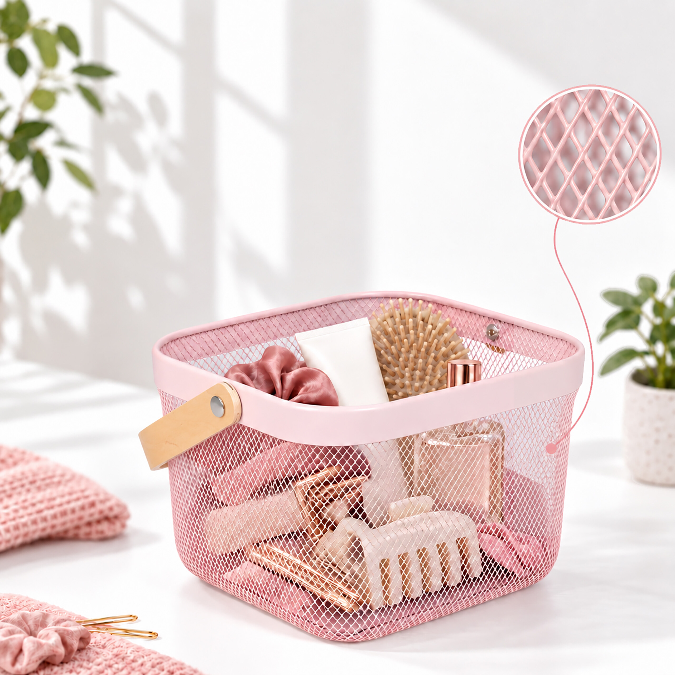 Rosa Metallkorb mit Holzgriff, gefüllt mit Pflegeprodukten, Haarbürste und Accessoires.