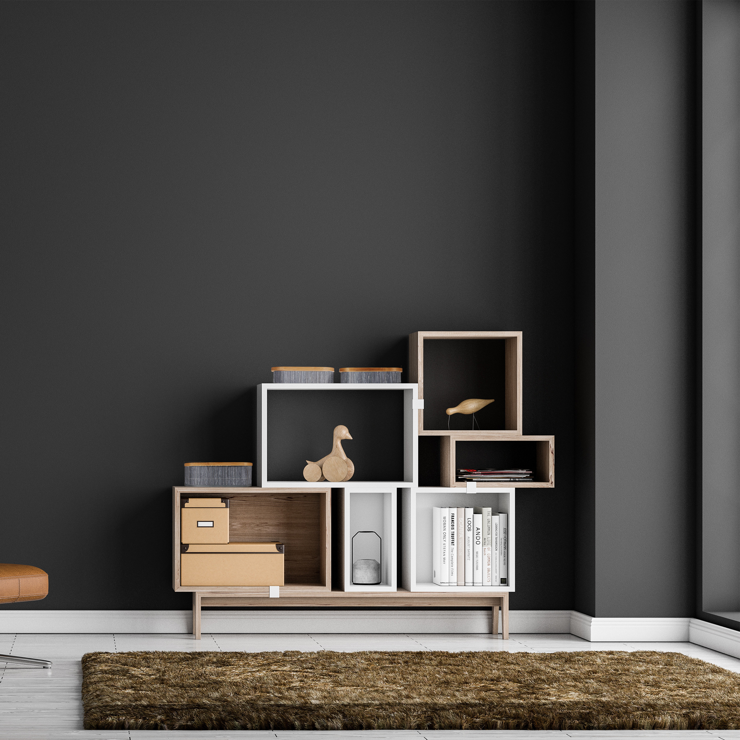 Moderne kubische Holz- und Regaleinheit an dunkler Wand mit braunem Teppich.