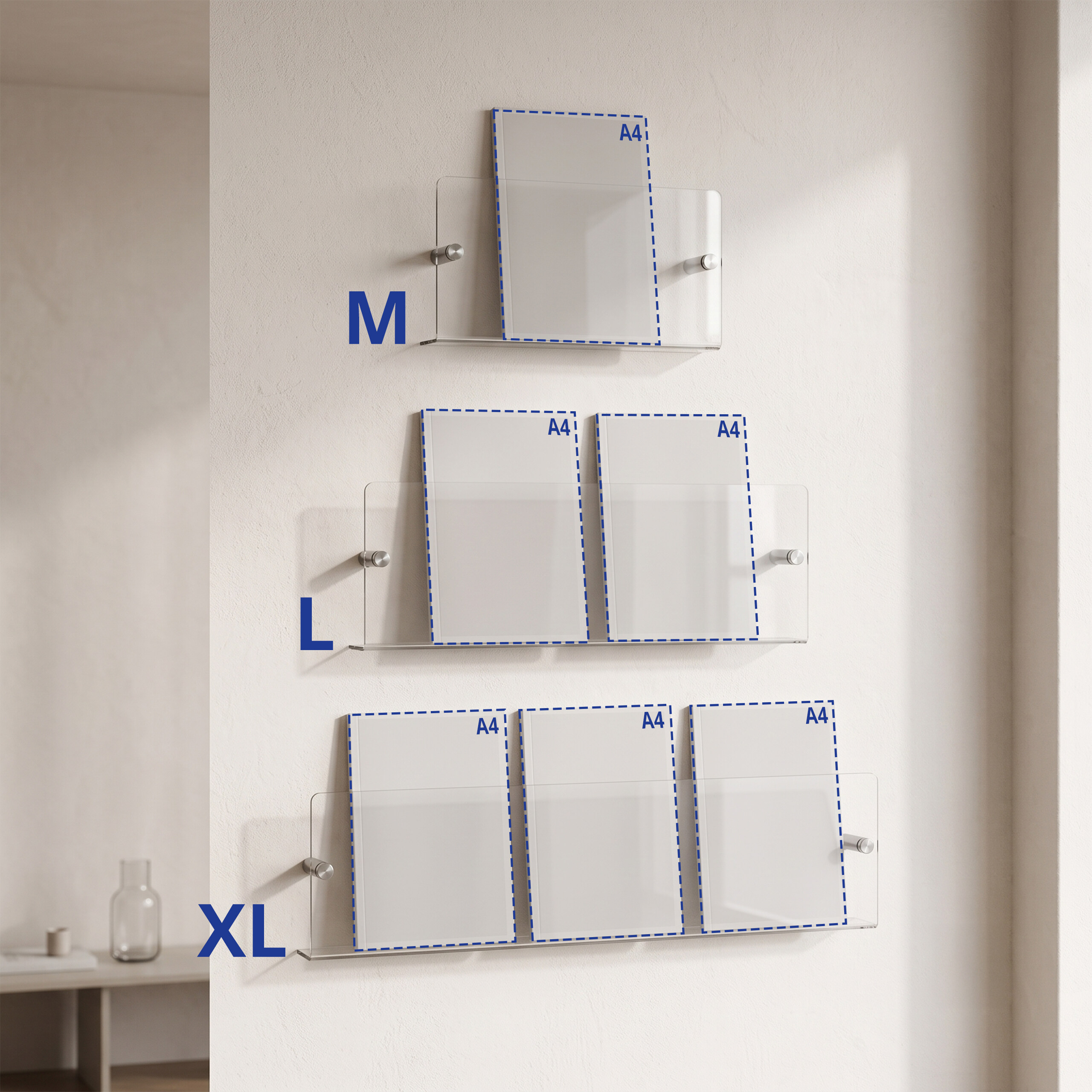 Drei Wandregale aus Acrylglas in den Größen M, L und XL mit A4-Mustern an einer hellen Wand.