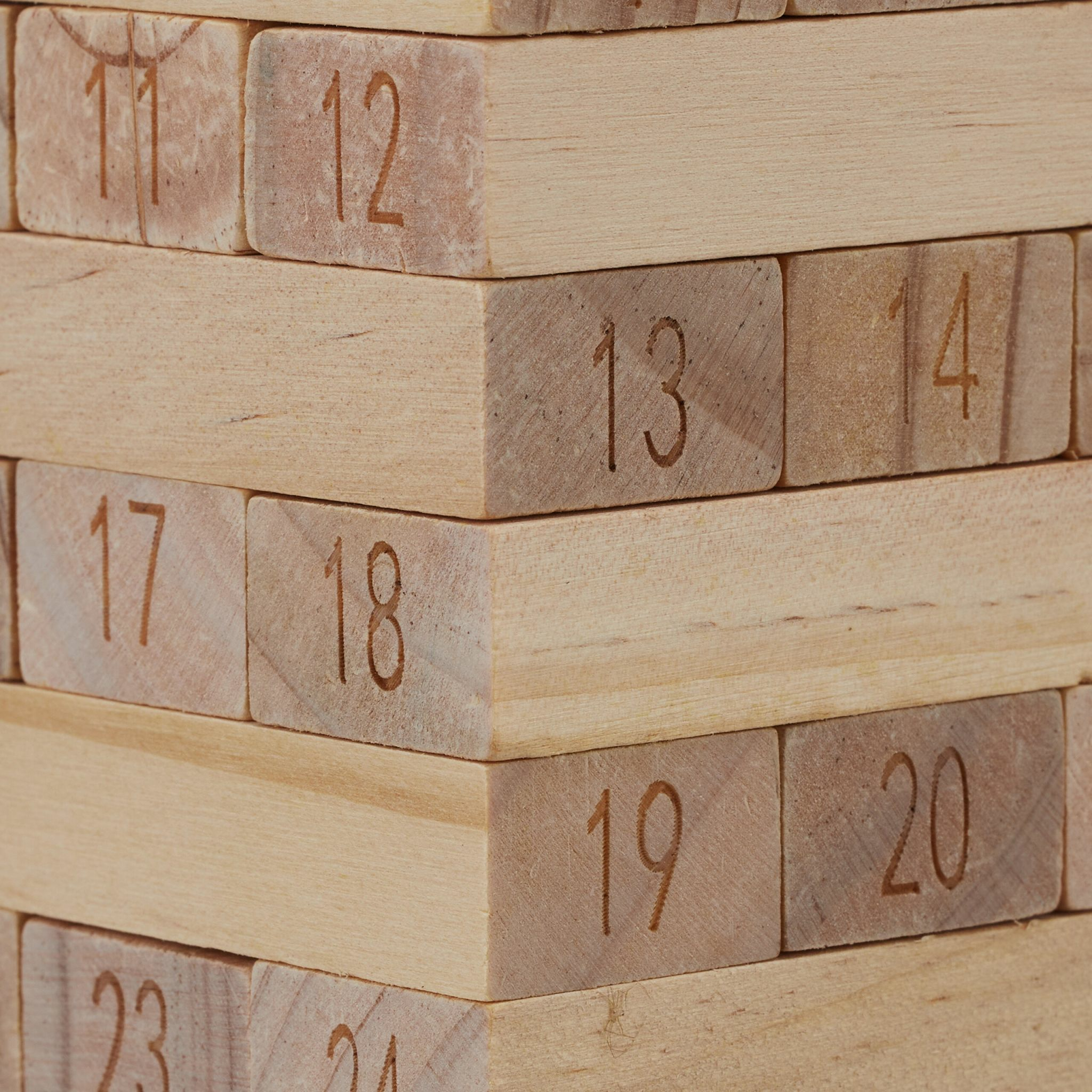 Stapel aus hölzernen Jenga-Blöcken mit eingebrannten Nummern von elf bis vierundzwanzig.