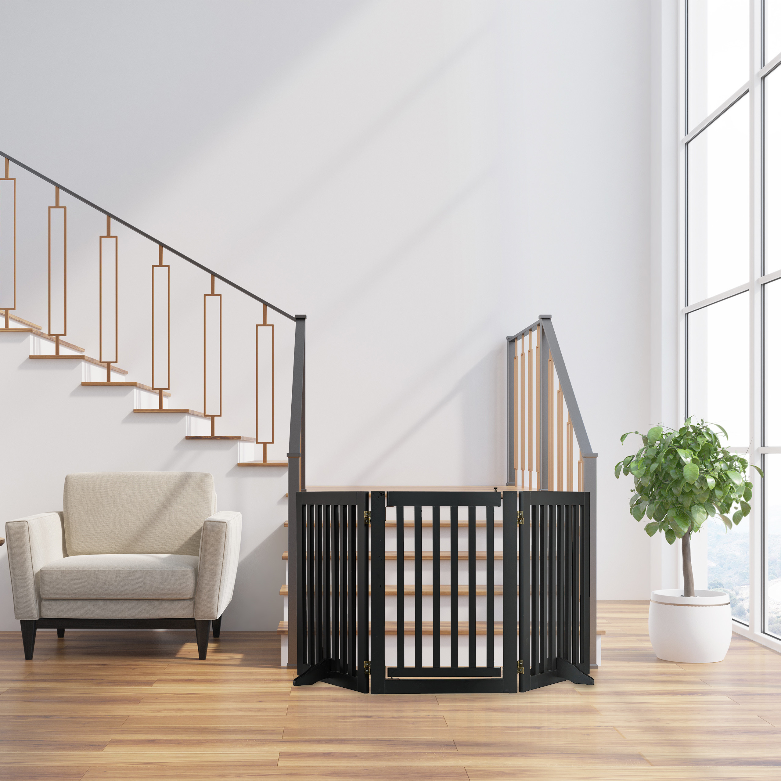Ein weißes Zimmer mit Holzboden, Treppe mit schwarzem Schutzgitter, hellem Sessel und Topfpflanze am Fenster.