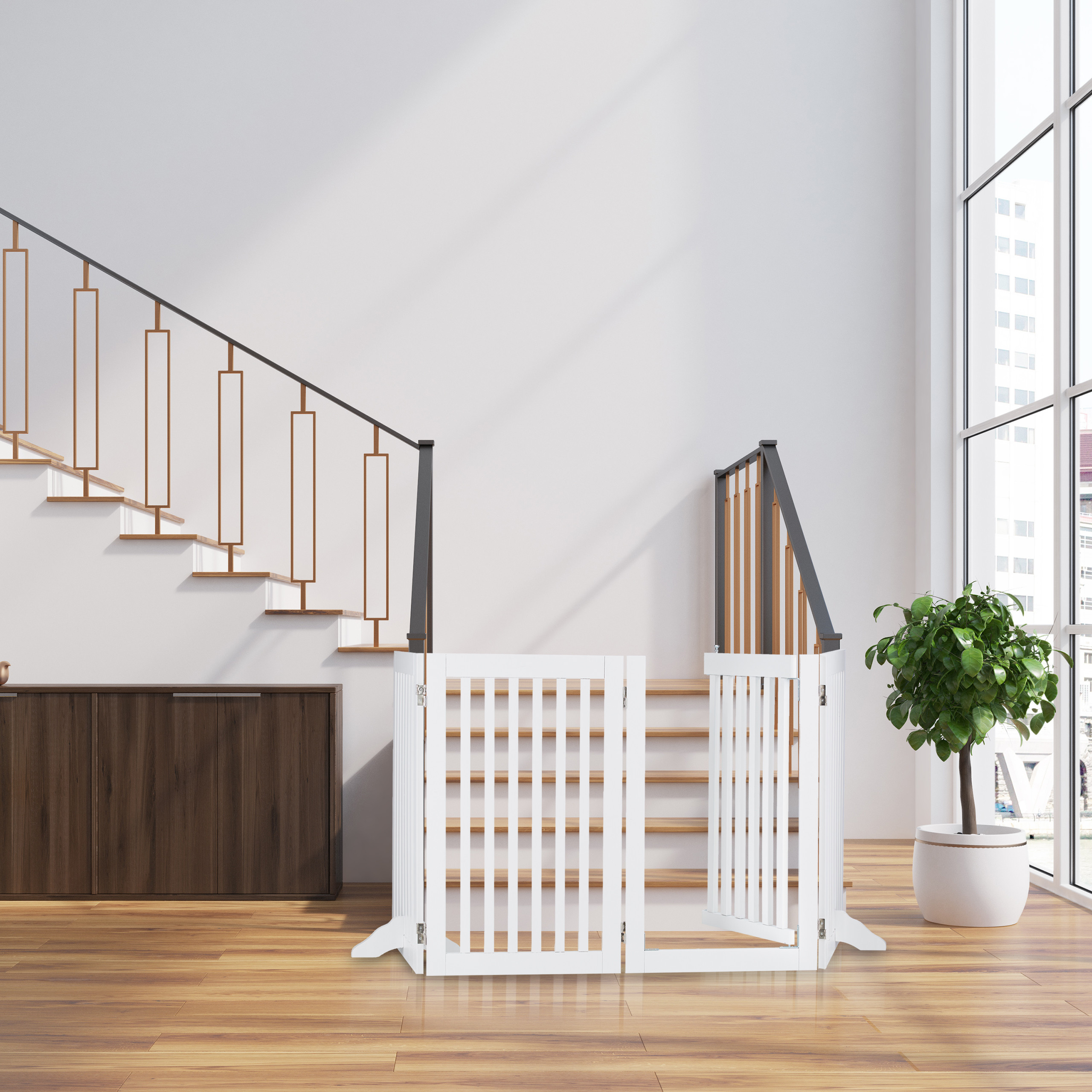 Ein weißes Schutzgitter steht am Fuß einer modernen Treppe in einem hellen Raum mit Holzfussboden und Pflanzen.