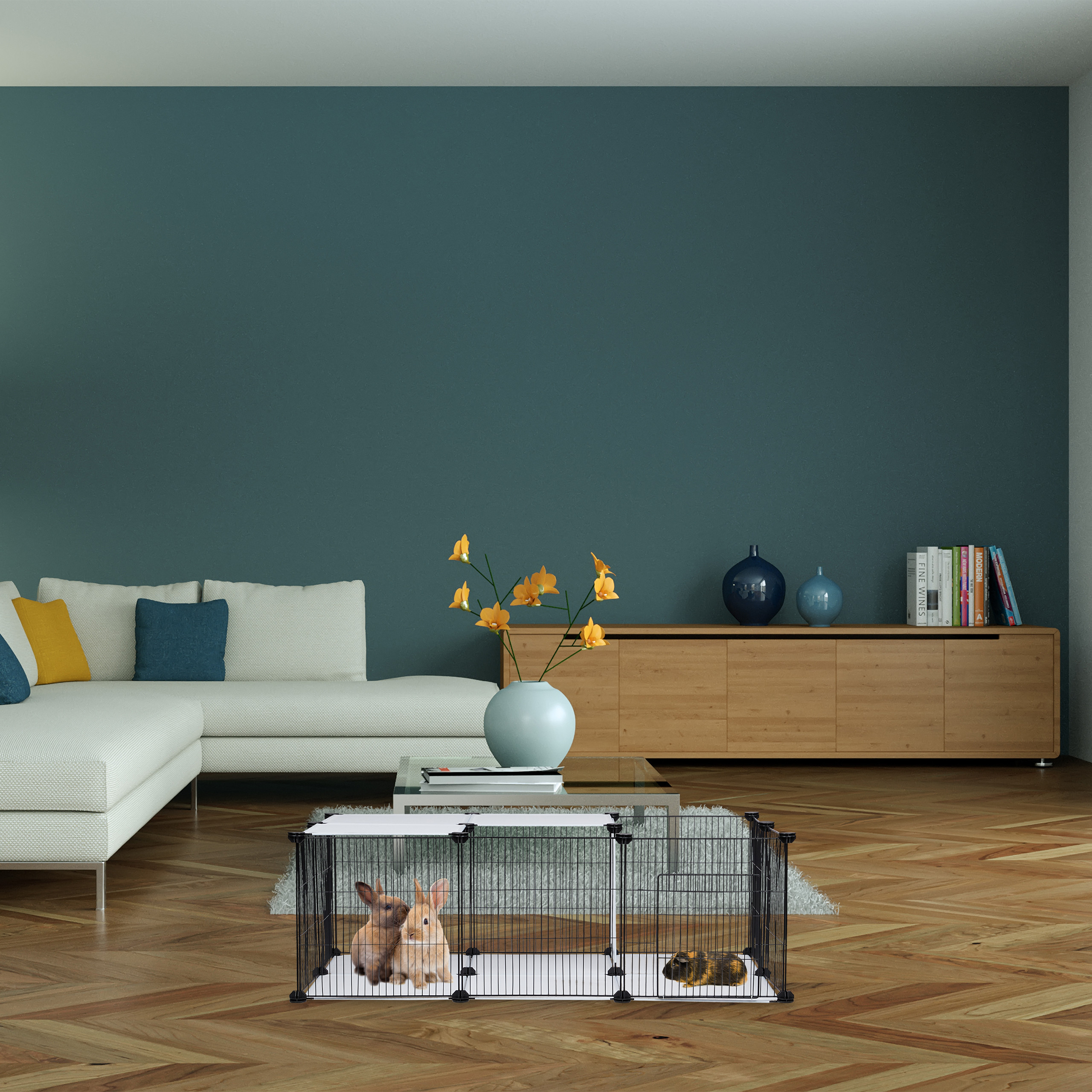 Wohnzimmer mit grüner Wand, weißer Couch und einem Gehege mit zwei Kaninchen und einem Meerschweinchen auf dem Parkett.