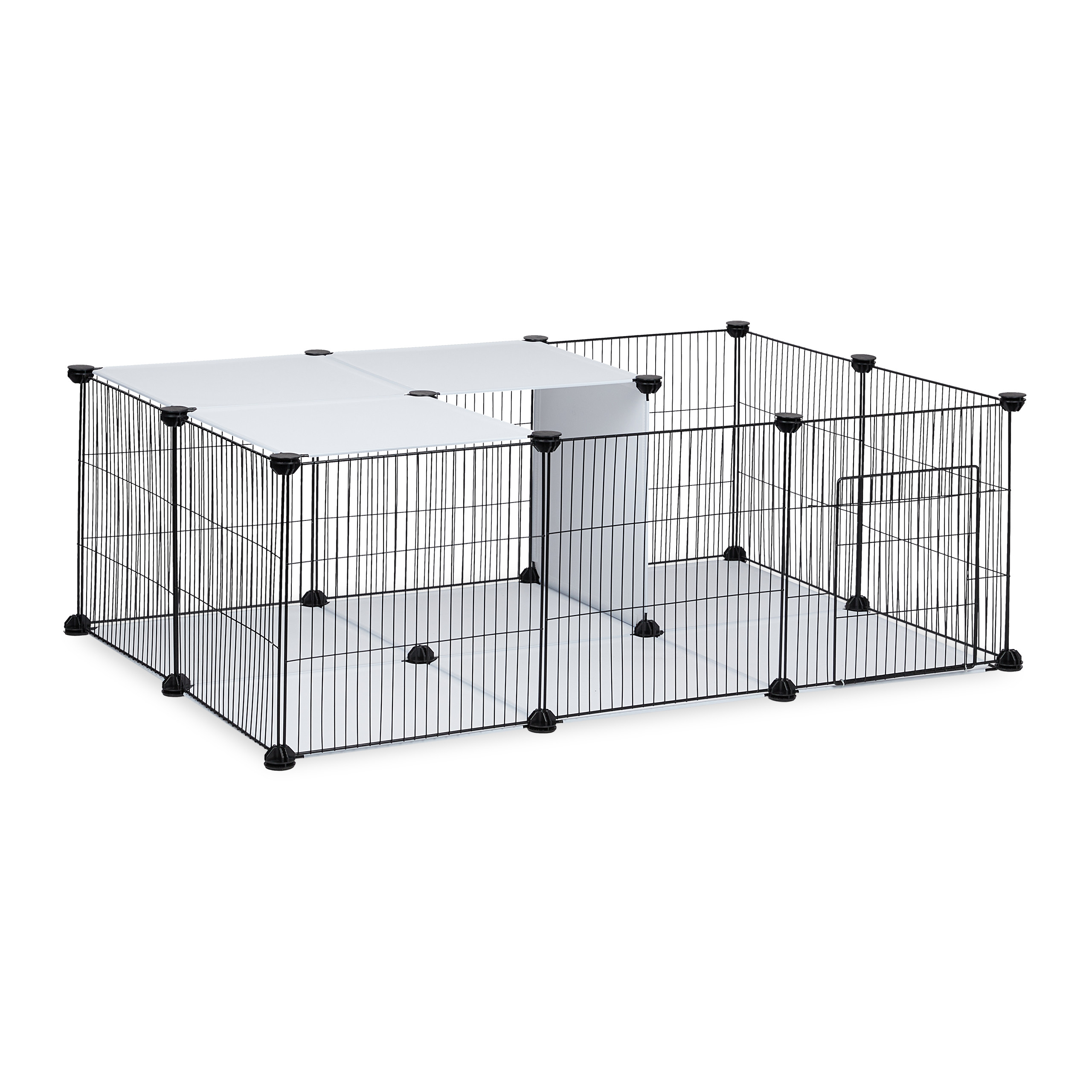 Modularer schwarzer Drahtgitterkäfig mit weißen Bodenplatten und Teilabdeckung gegen weißen Hintergrund.