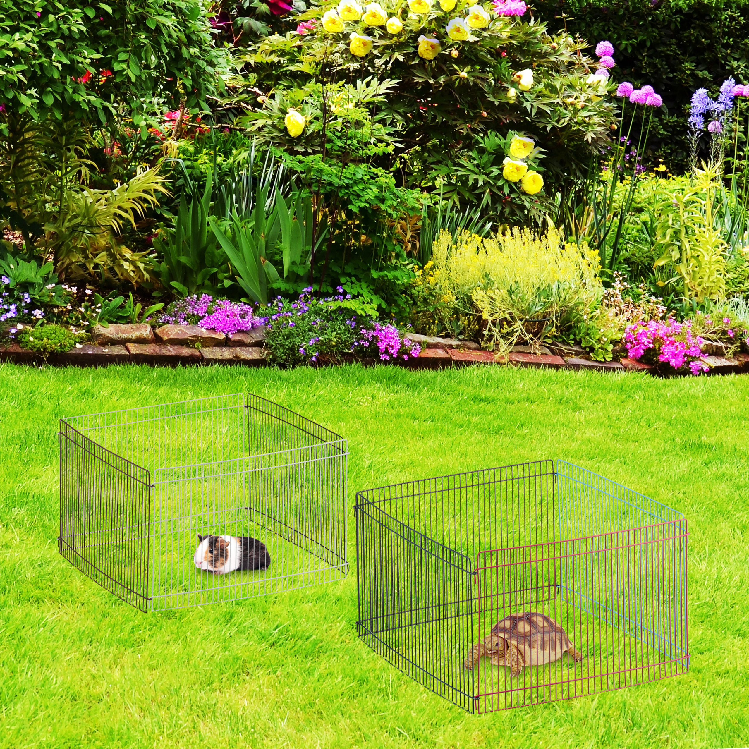 Ein Meerschweinchen und eine Schildkröte sitzen in separaten Drahtgehegen auf einer grünen Wiese vor einem bunten Garten.