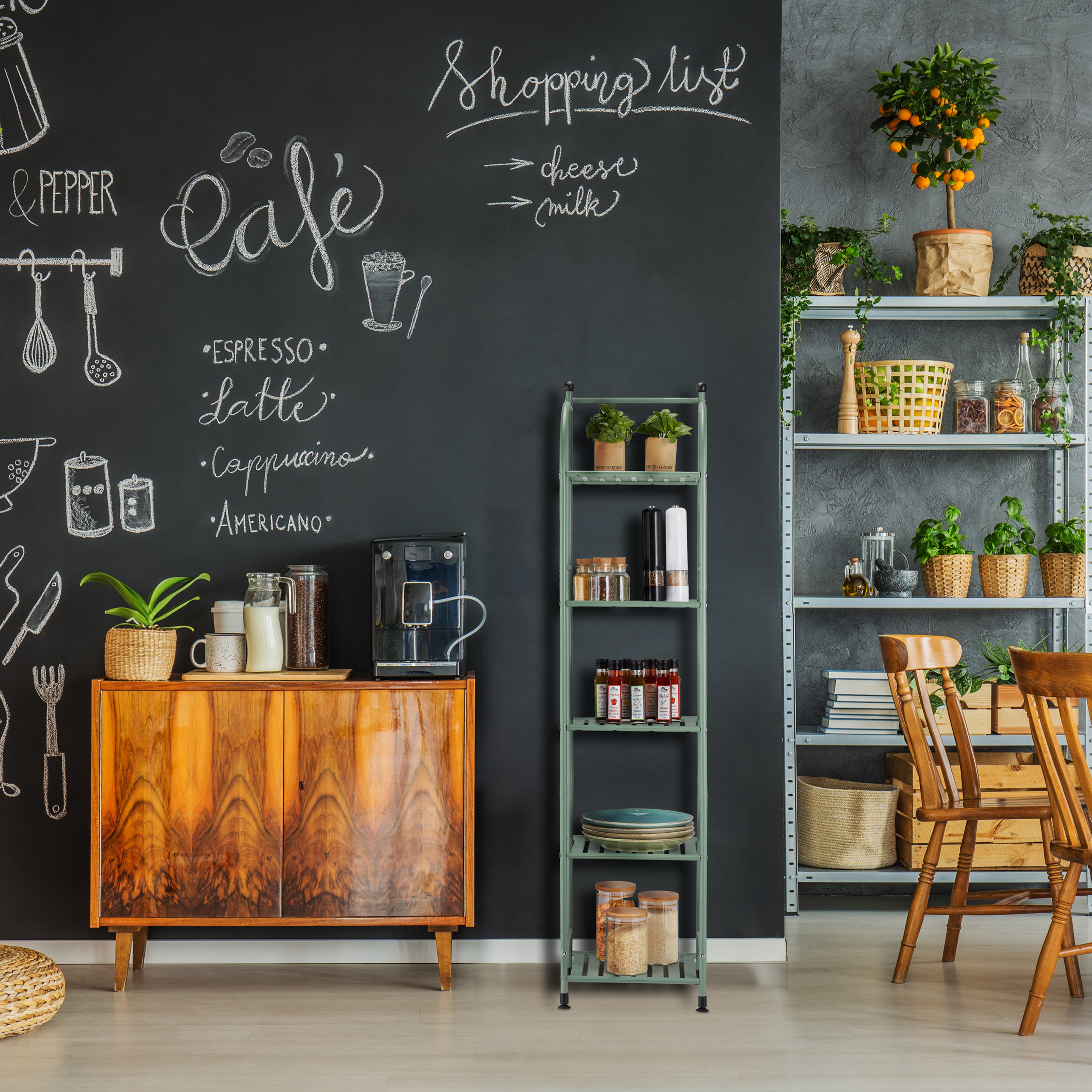 Eine Küche mit einer schwarzen Schiefertafelwand mit Kaffeebildern, einem Holzschrank, Regalen und Stühlen.