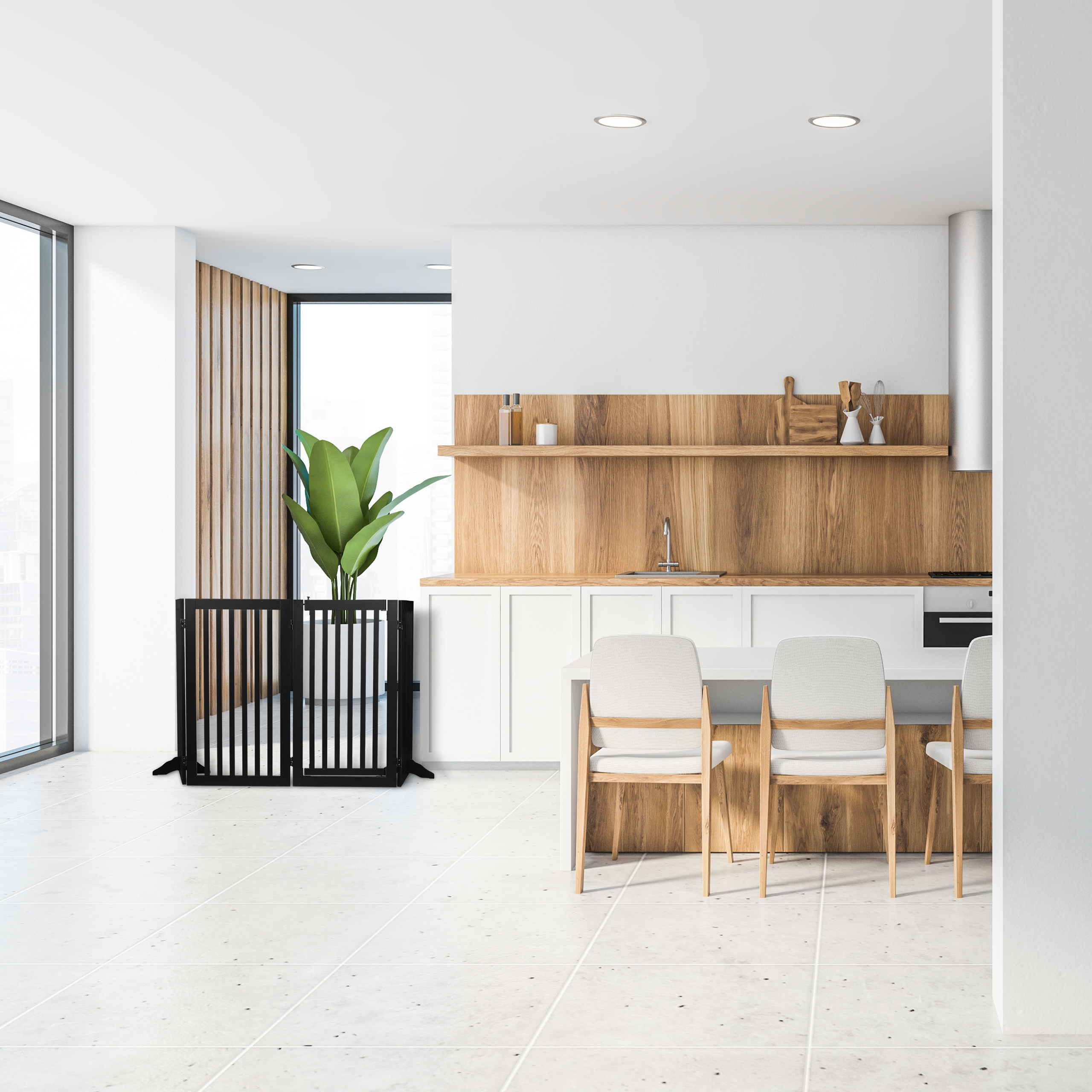 Eine moderne Küche mit weißen Schränken, Holzrückwand, Esstisch mit Stühlen und schwarzem Schutzgitter.