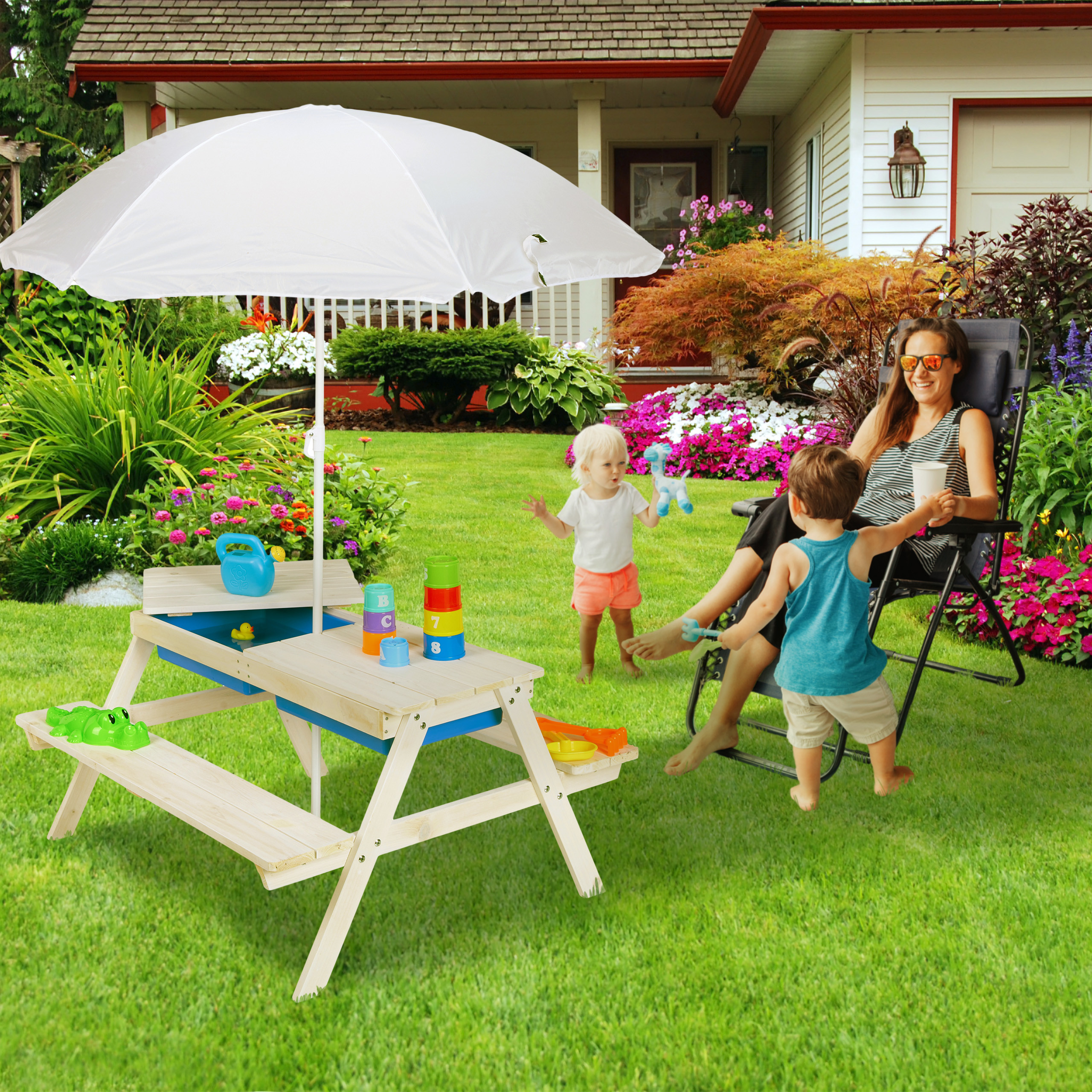 Eine Familie entspannt im grünen Garten an einem sonnigen Tag mit einem Picknicktisch und einem weißen Sonnenschirm.