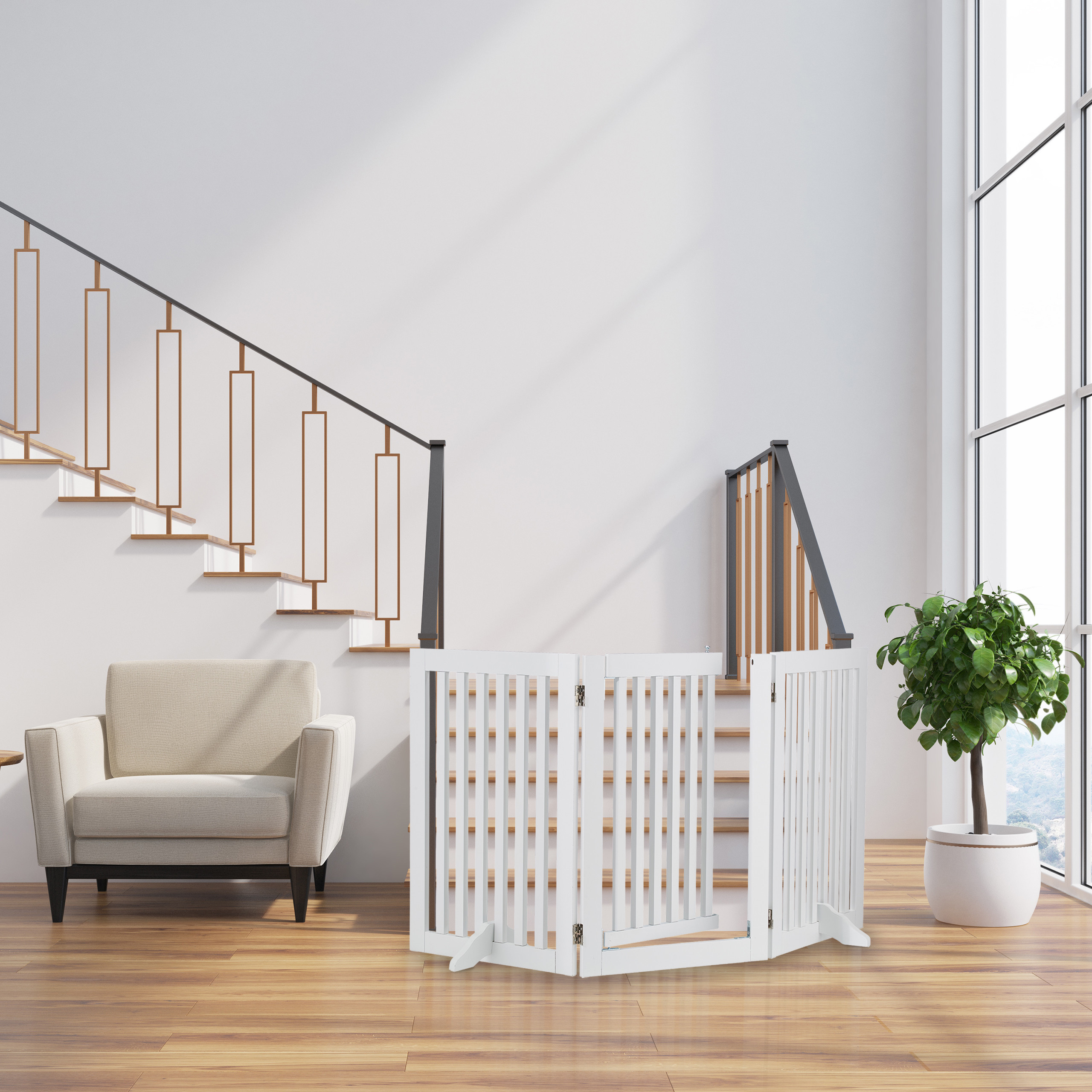 Ein weißes Schutzgitter steht im modernen Wohnzimmer vor Treppen, neben einem Sessel und einer Topfpflanze.